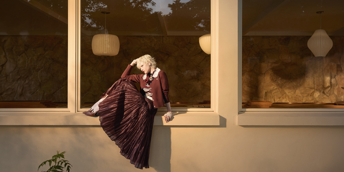 週時尚｜櫻桃巧克力與微光藍的冷暖時尚配色平衡