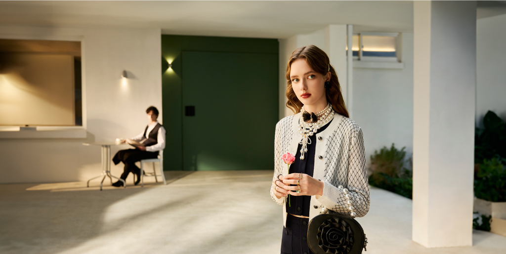 週時尚｜簡約光學白交織海軍藍 完美應對微暖春日