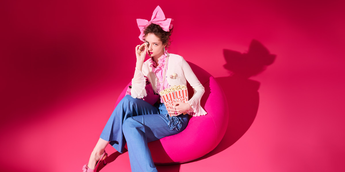 週時尚｜幻藍霧粉混搭休閒風格，高調呈現浪漫荷葉造型