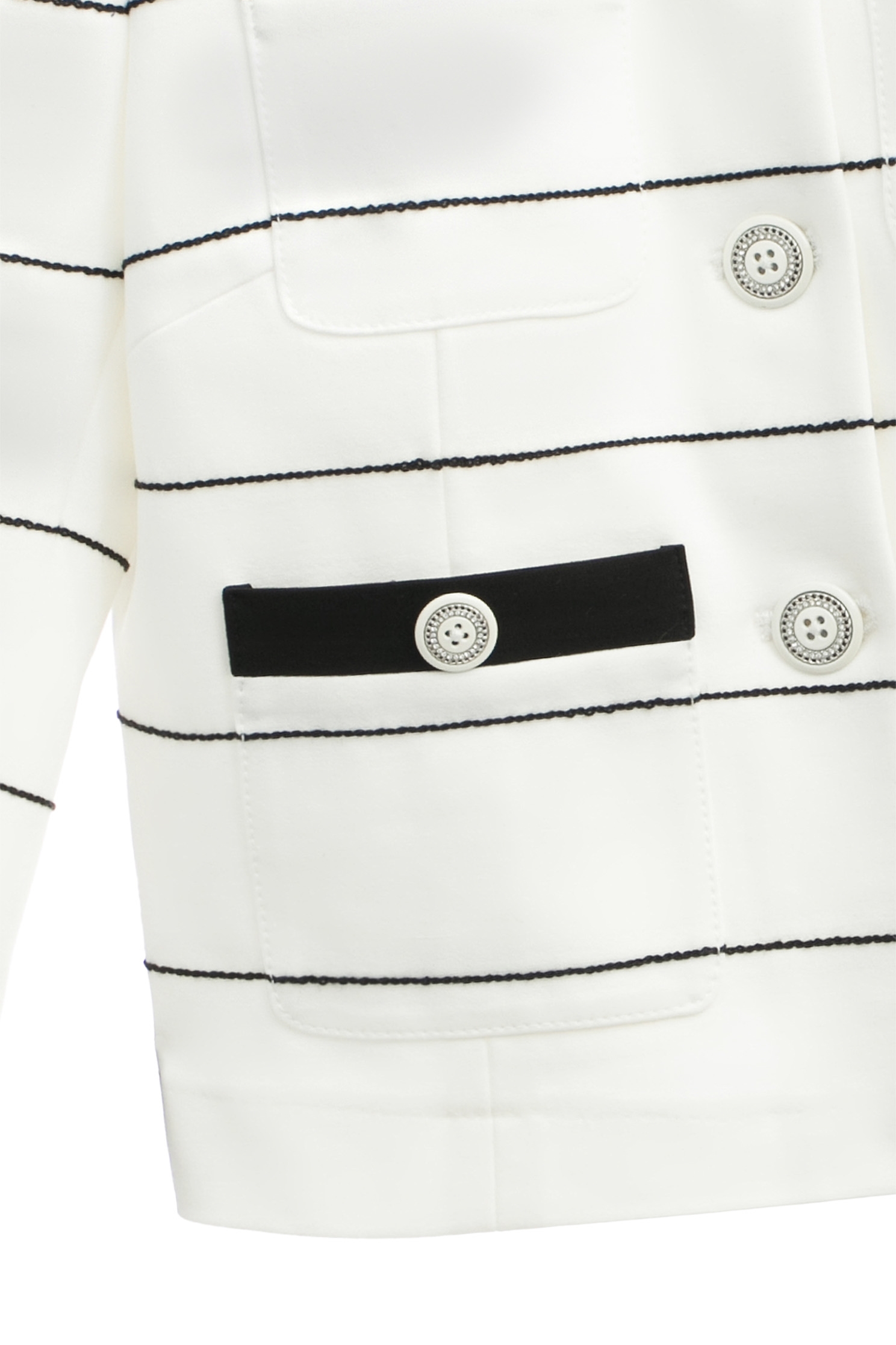 精緻黑白配色鎖鏈繡鑽釦外套精緻黑白配色鎖鏈繡鑽釦外套,一般外套,上班OL穿搭,人氣商品,外套,春夏穿搭,白色外套