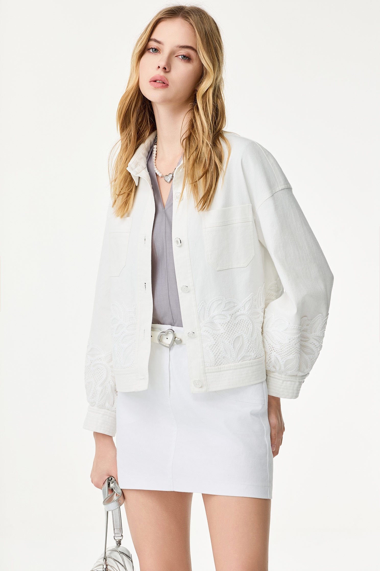 白色類牛仔貼蕾絲外套白色類牛仔貼蕾絲外套,一般外套,丹寧,人氣商品,外套,春夏穿搭,時髦成套搭配,牛仔,牛仔外套,白色外套,花花世界,蕾絲