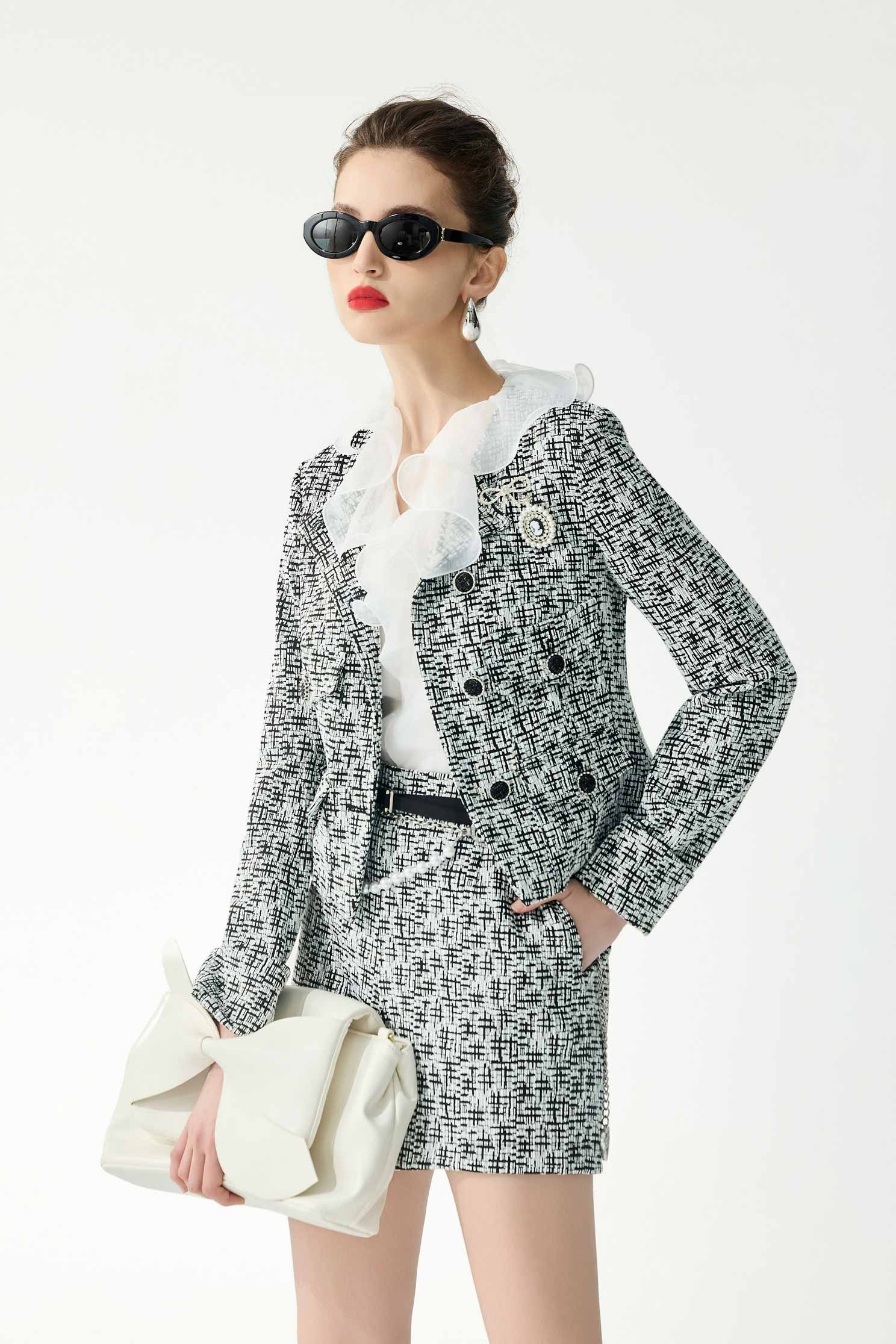 黑白復古別針彈性短外套黑白復古別針彈性短外套,一般外套,人氣商品,外套,春夏穿搭,珍珠,蝴蝶結