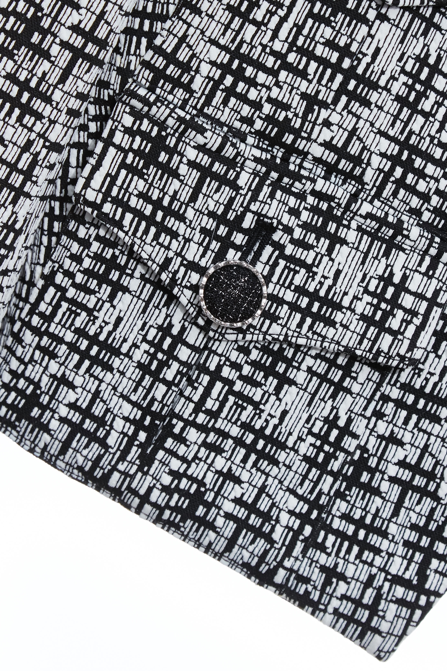 黑白復古別針彈性短外套黑白復古別針彈性短外套,一般外套,人氣商品,外套,春夏穿搭,珍珠,蝴蝶結