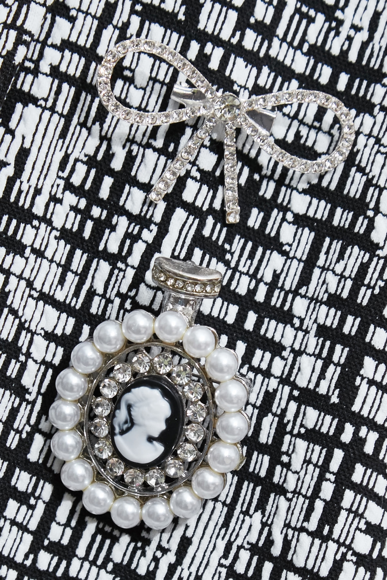 黑白復古別針彈性短外套黑白復古別針彈性短外套,一般外套,人氣商品,外套,春夏穿搭,珍珠,蝴蝶結