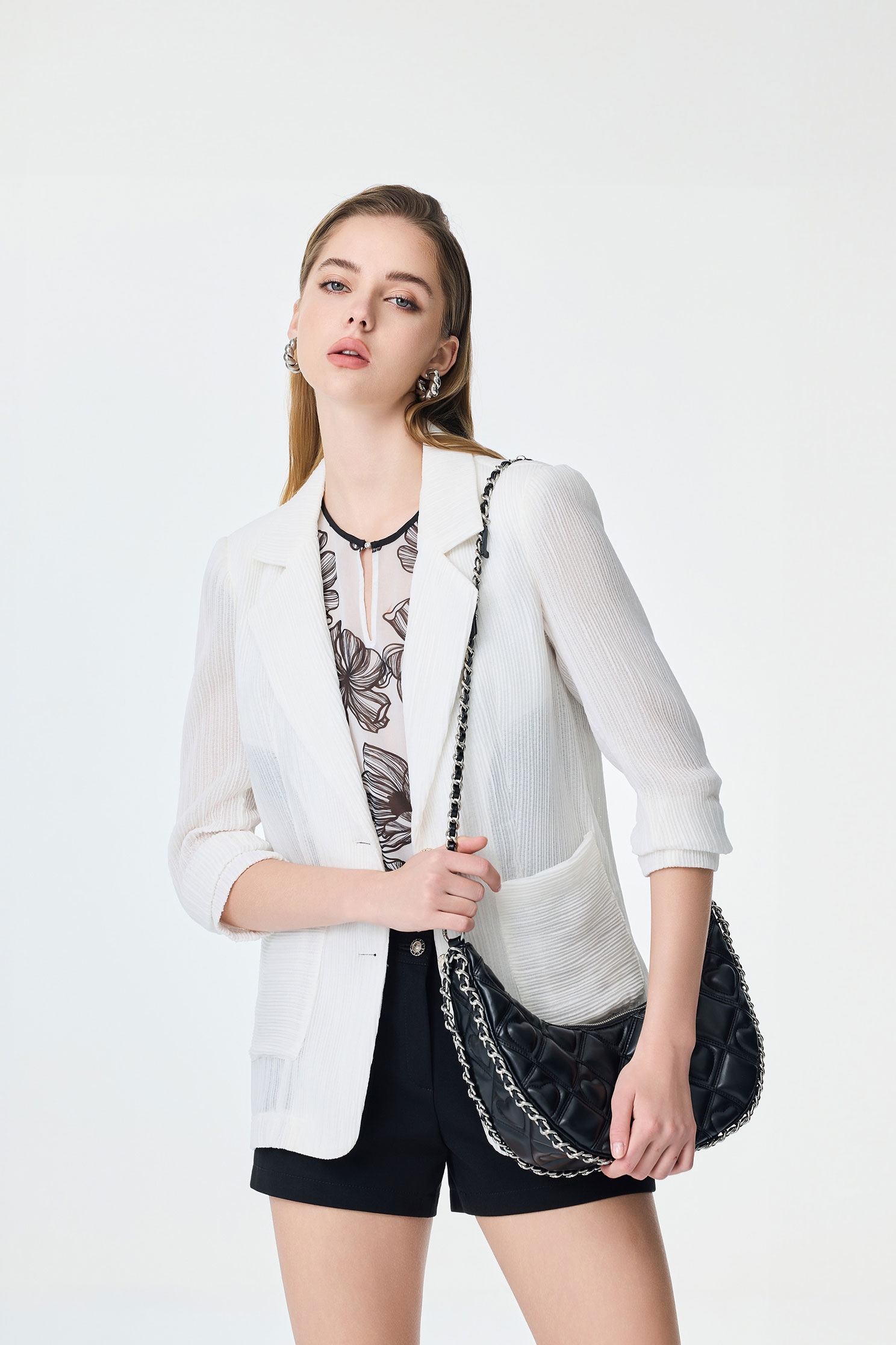 奶白色彈性坑條西裝外套奶白色彈性坑條西裝外套,上班OL穿搭,外套,時髦成套搭配,條紋,白色外套,秋冬穿搭,西裝外套