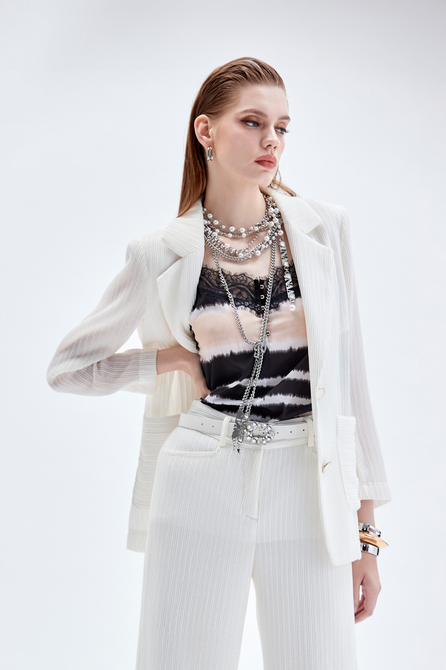 奶白色彈性坑條西裝外套奶白色彈性坑條西裝外套,上班OL穿搭,外套,時髦成套搭配,條紋,白色外套,秋冬穿搭,西裝外套