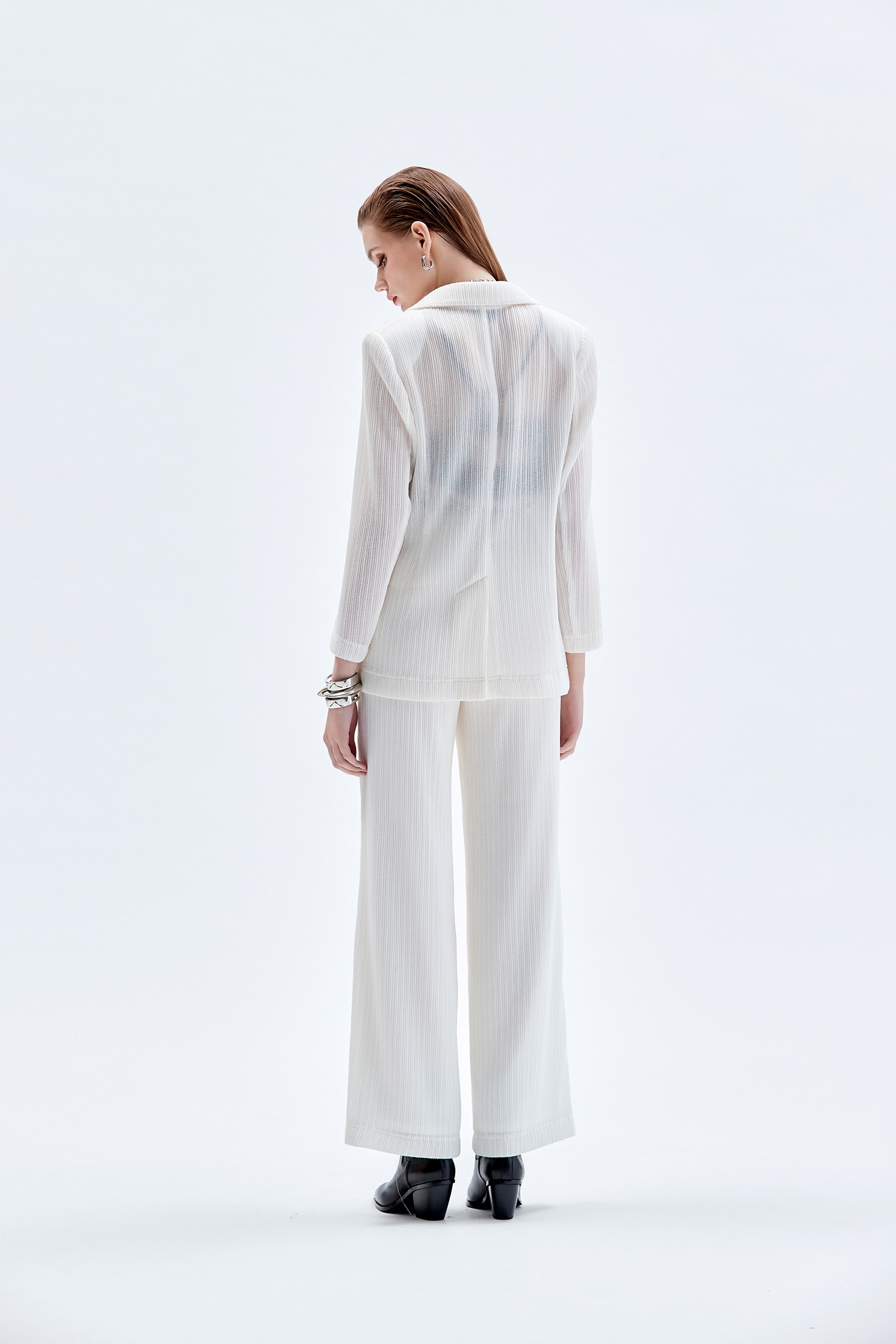 奶白色彈性坑條西裝外套奶白色彈性坑條西裝外套,上班OL穿搭,外套,時髦成套搭配,條紋,白色外套,秋冬穿搭,西裝外套