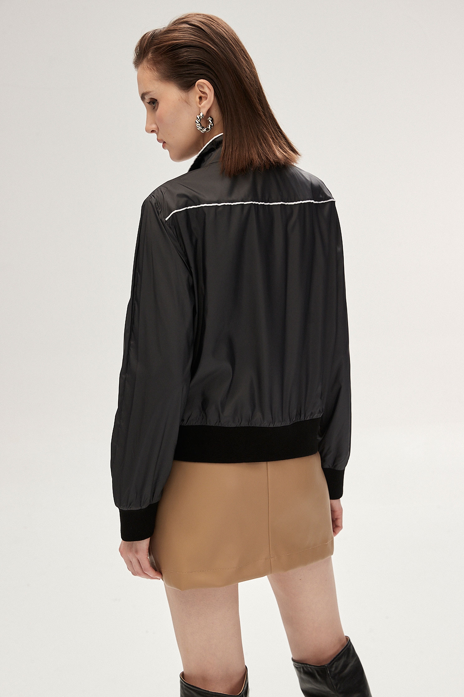 鑲色邊造型涼感防曬外套鑲色邊造型涼感防曬外套,外套,秋冬穿搭,簡約穿搭,西裝外套,黑色外套