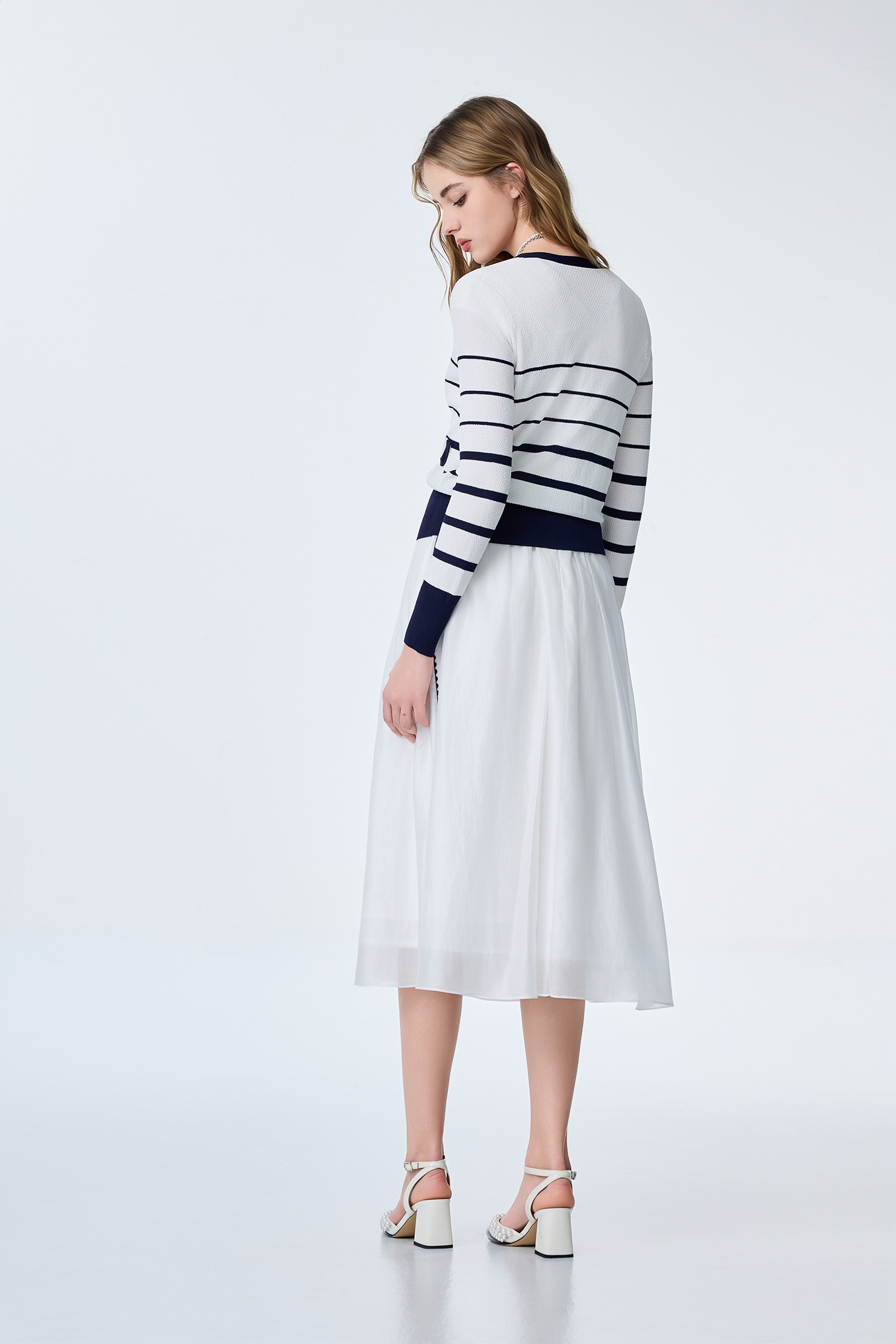 海洋洞穴色小香風針織外套海洋洞穴色小香風針織外套,上班OL穿搭,外套,小香風,小香風外套,春夏穿搭,白色外套,約會特輯,針織,針織外套