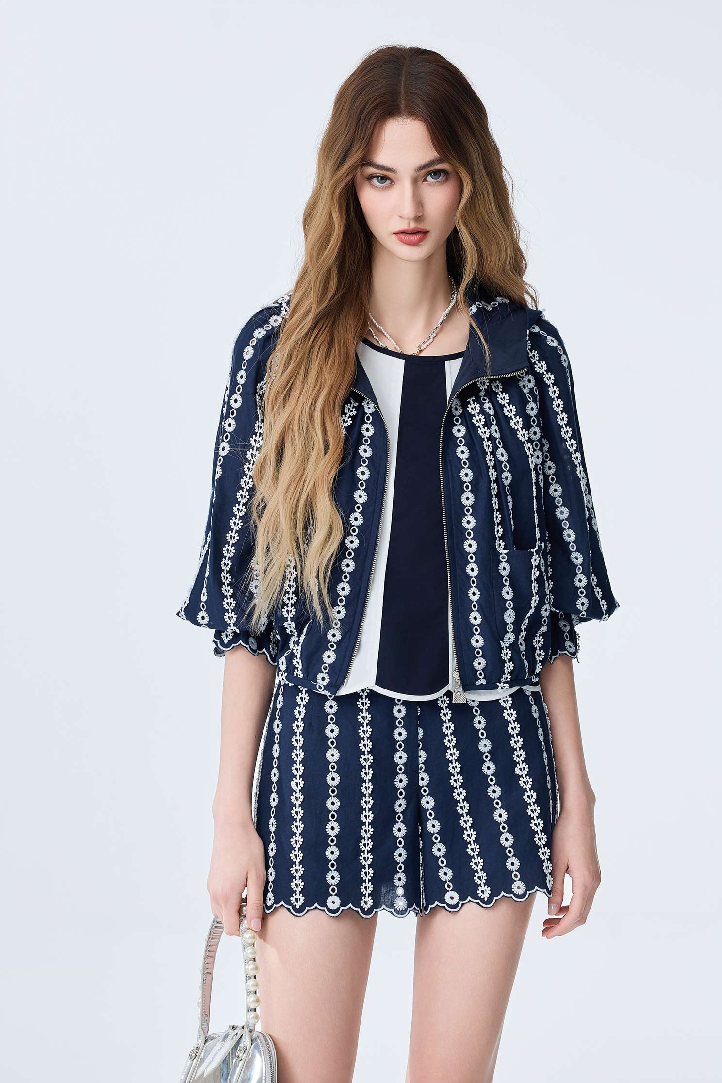 海洋洞穴色蕾絲外套海洋洞穴色蕾絲外套,刺繡,外套,春夏穿搭,時髦成套搭配,蕾絲,連帽外套