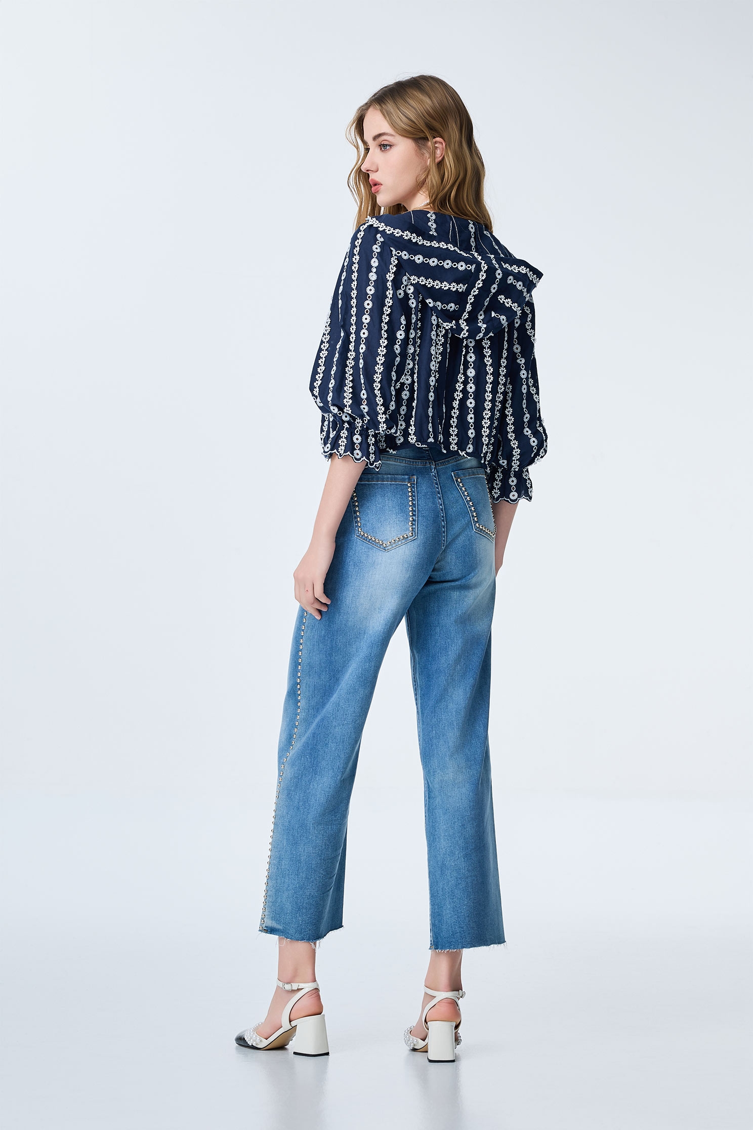 海洋洞穴色蕾絲外套海洋洞穴色蕾絲外套,刺繡,外套,春夏穿搭,時髦成套搭配,蕾絲,連帽外套