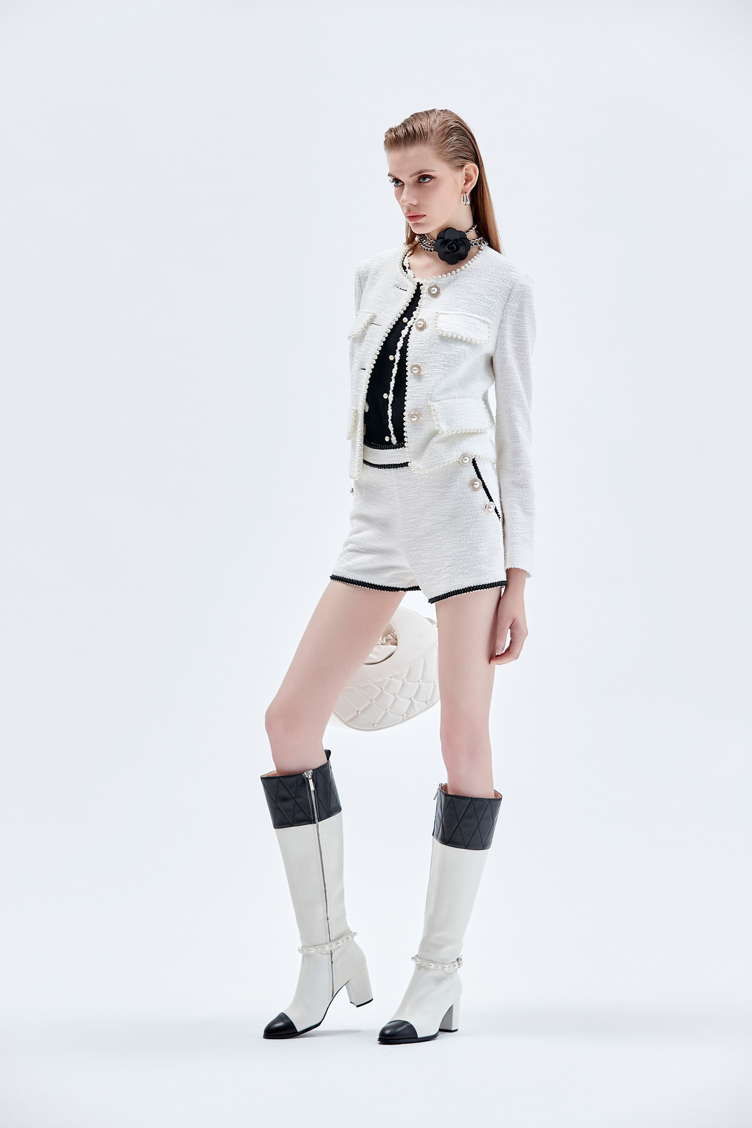 珍珠鏈條彈性短外套珍珠鏈條彈性短外套,一般外套,上班OL穿搭,人氣商品,外套,時髦成套搭配,毛呢花呢,珍珠,白色外套,秋冬穿搭,針織