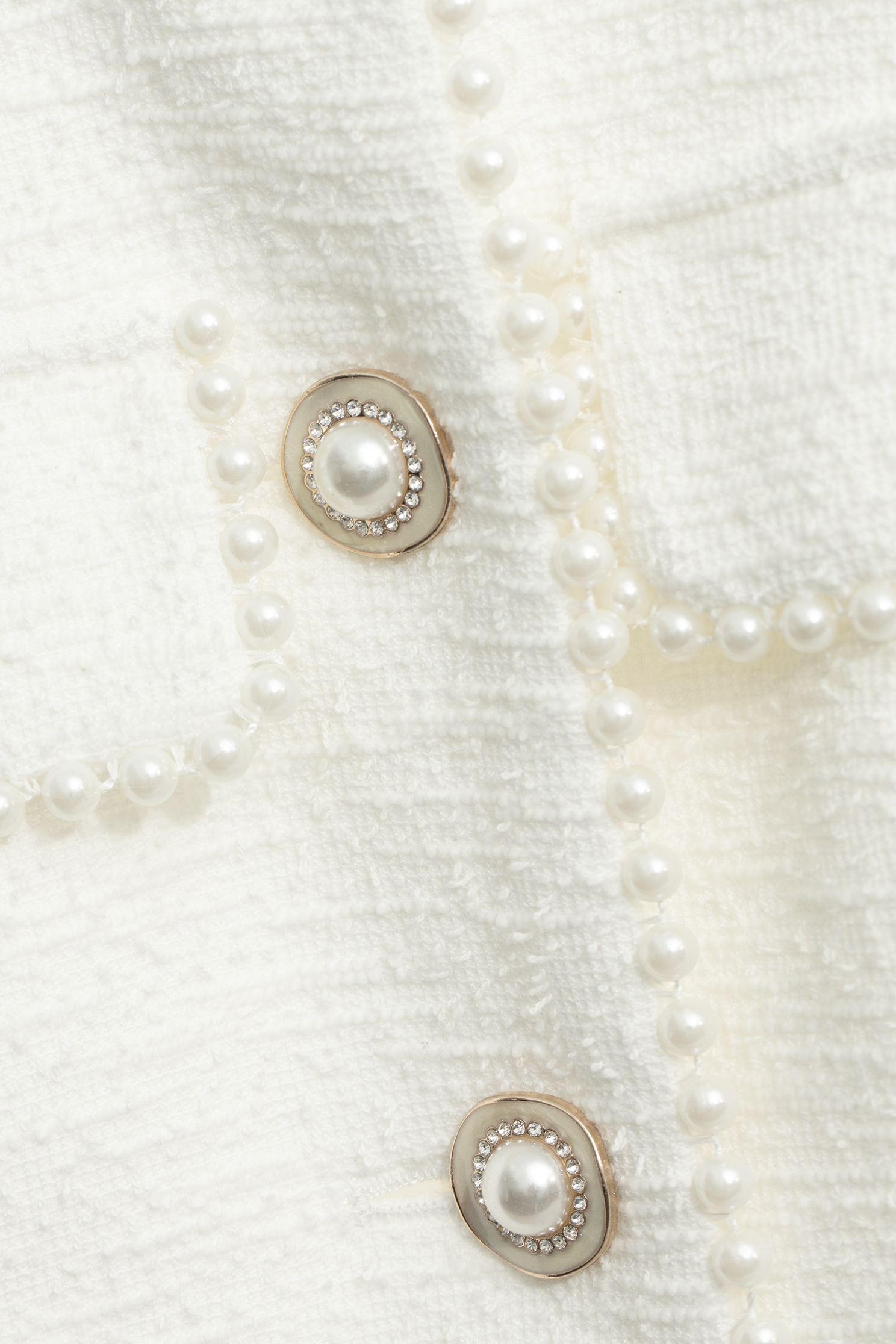 珍珠鏈條彈性短外套珍珠鏈條彈性短外套,一般外套,上班OL穿搭,人氣商品,外套,時髦成套搭配,毛呢花呢,珍珠,白色外套,秋冬穿搭,針織