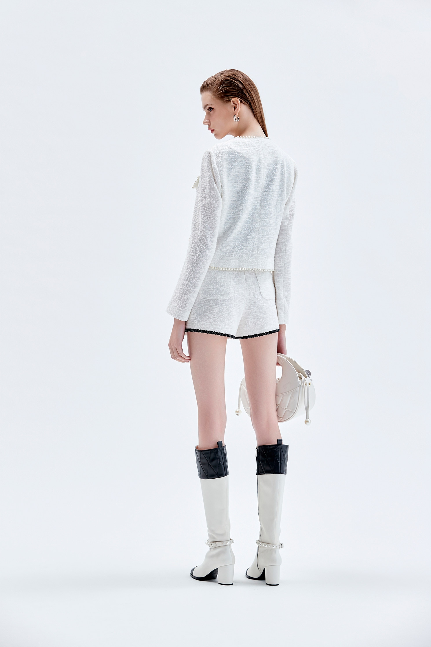 珍珠鏈條彈性短外套珍珠鏈條彈性短外套,一般外套,上班OL穿搭,人氣商品,外套,時髦成套搭配,毛呢花呢,珍珠,白色外套,秋冬穿搭,針織