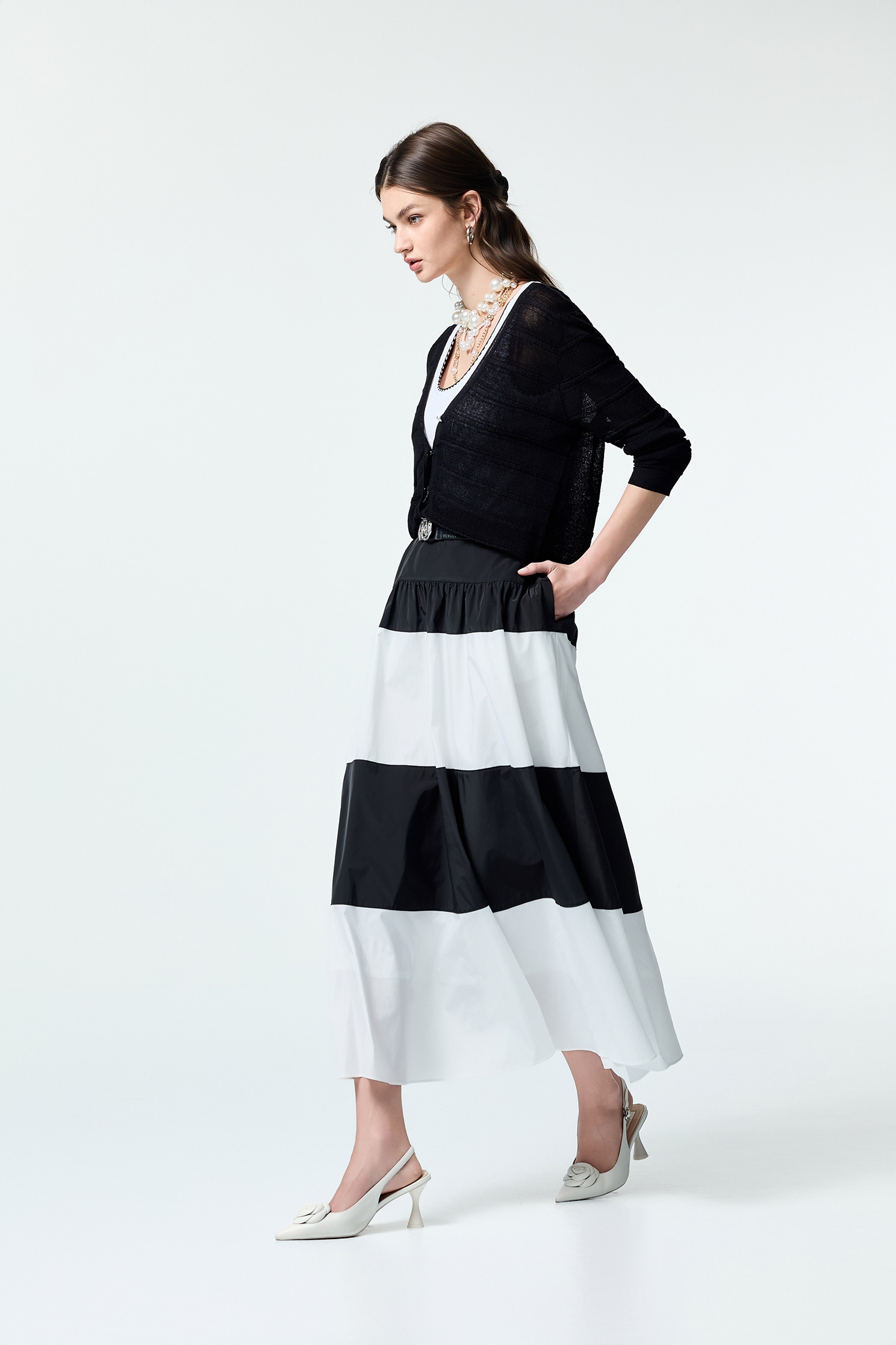 愛心繡花V領針織外罩愛心繡花V領針織外罩,上班OL穿搭,春夏穿搭,約會特輯,繡花,針織,針織外套