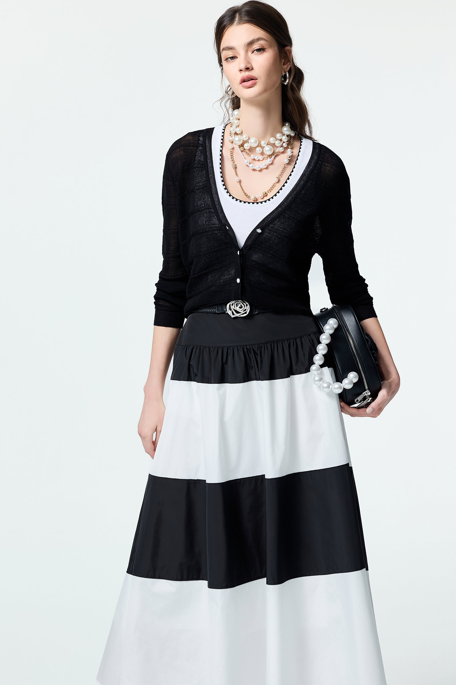 愛心繡花V領針織外罩愛心繡花V領針織外罩,上班OL穿搭,春夏穿搭,約會特輯,繡花,針織,針織外套