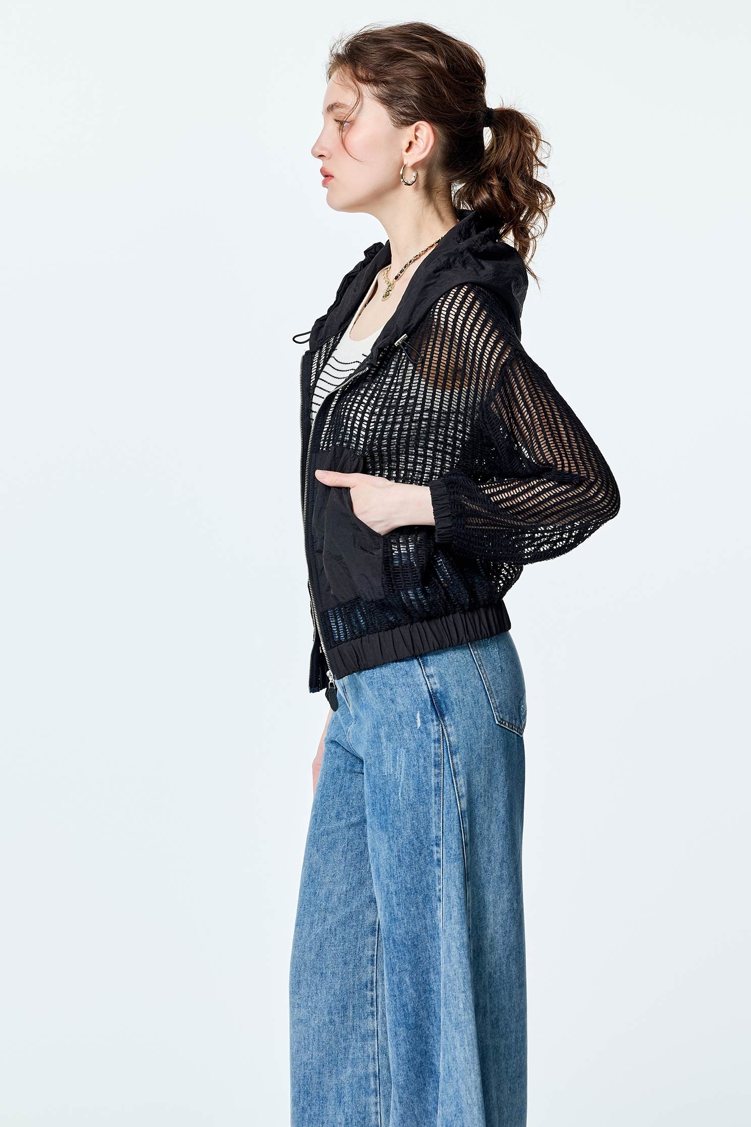 挑洞拼接風衣布連帽外套挑洞拼接風衣布連帽外套,上班OL穿搭,外套,帽子,春夏穿搭,輕奢度假,輕奢渡假,連帽外套