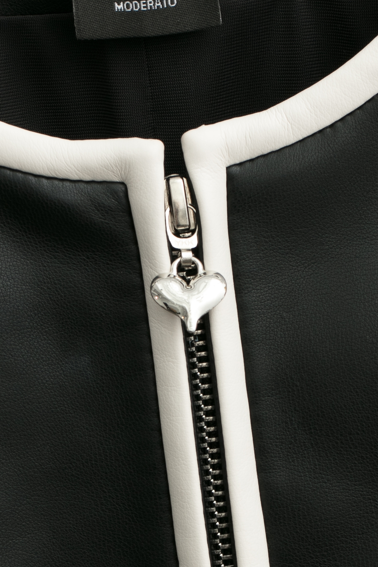 黑仿皮革白邊拉鍊式短外套黑仿皮革白邊拉鍊式短外套,一般外套,人氣商品,外套,小香風,皮衣,皮革,秋冬穿搭,黑色外套