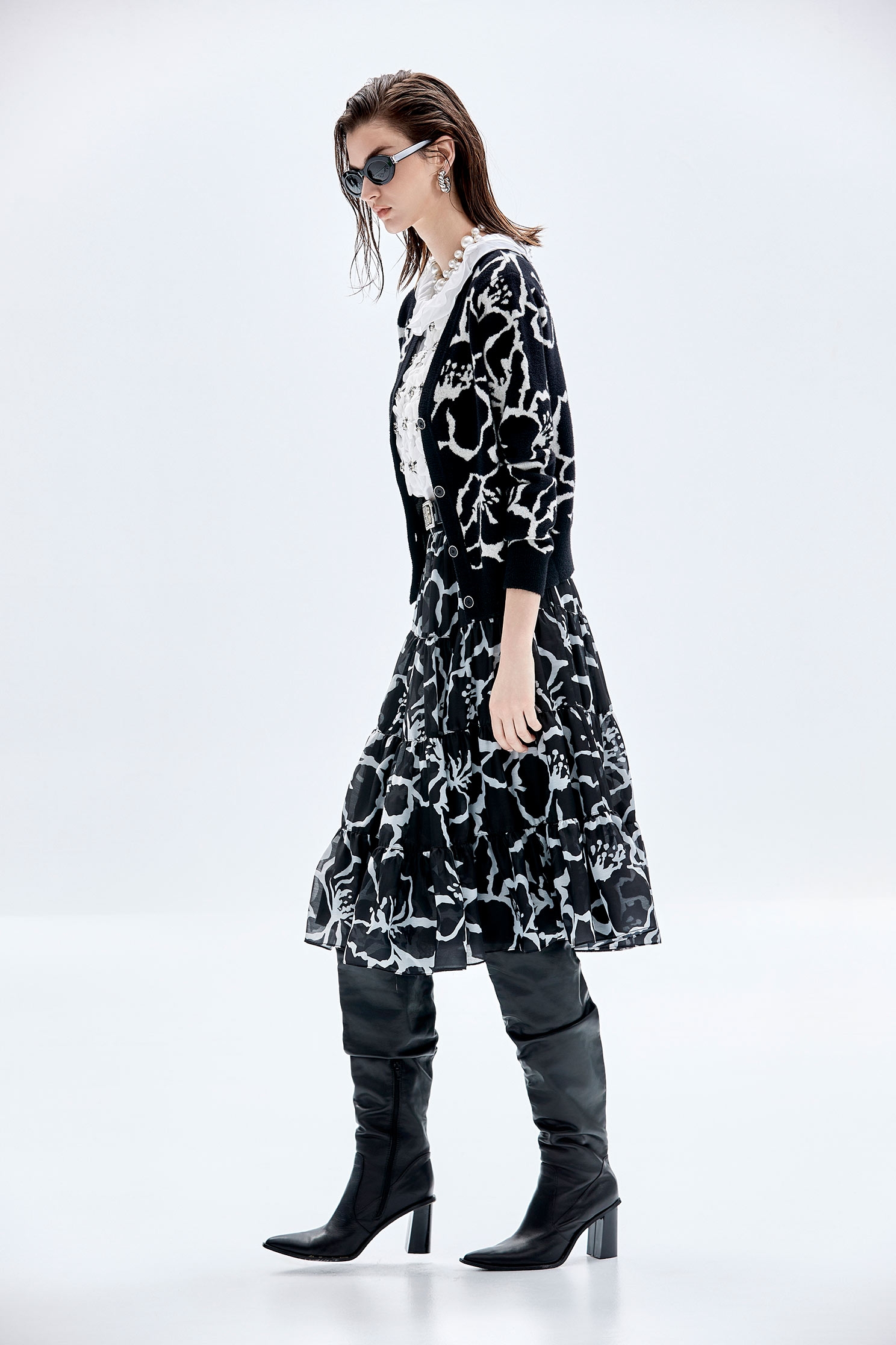 花卉褆花針織外套花卉褆花針織外套,一般外套,人氣商品,外套,小香風,秋冬穿搭,花花世界,針織,針織外套,黑色外套