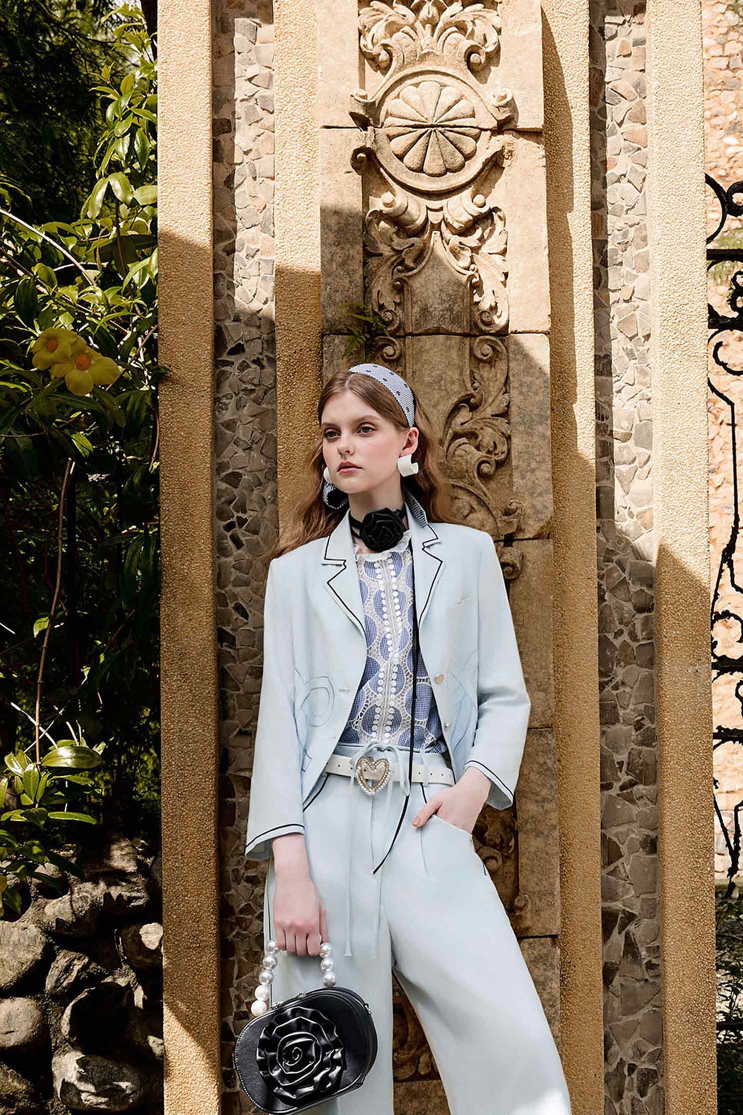 帆船藍字母刺繡西裝外套帆船藍字母刺繡西裝外套,上班OL穿搭,刺繡,外套,時髦成套搭配,秋冬穿搭,蝴蝶結,西裝外套,長袖外套