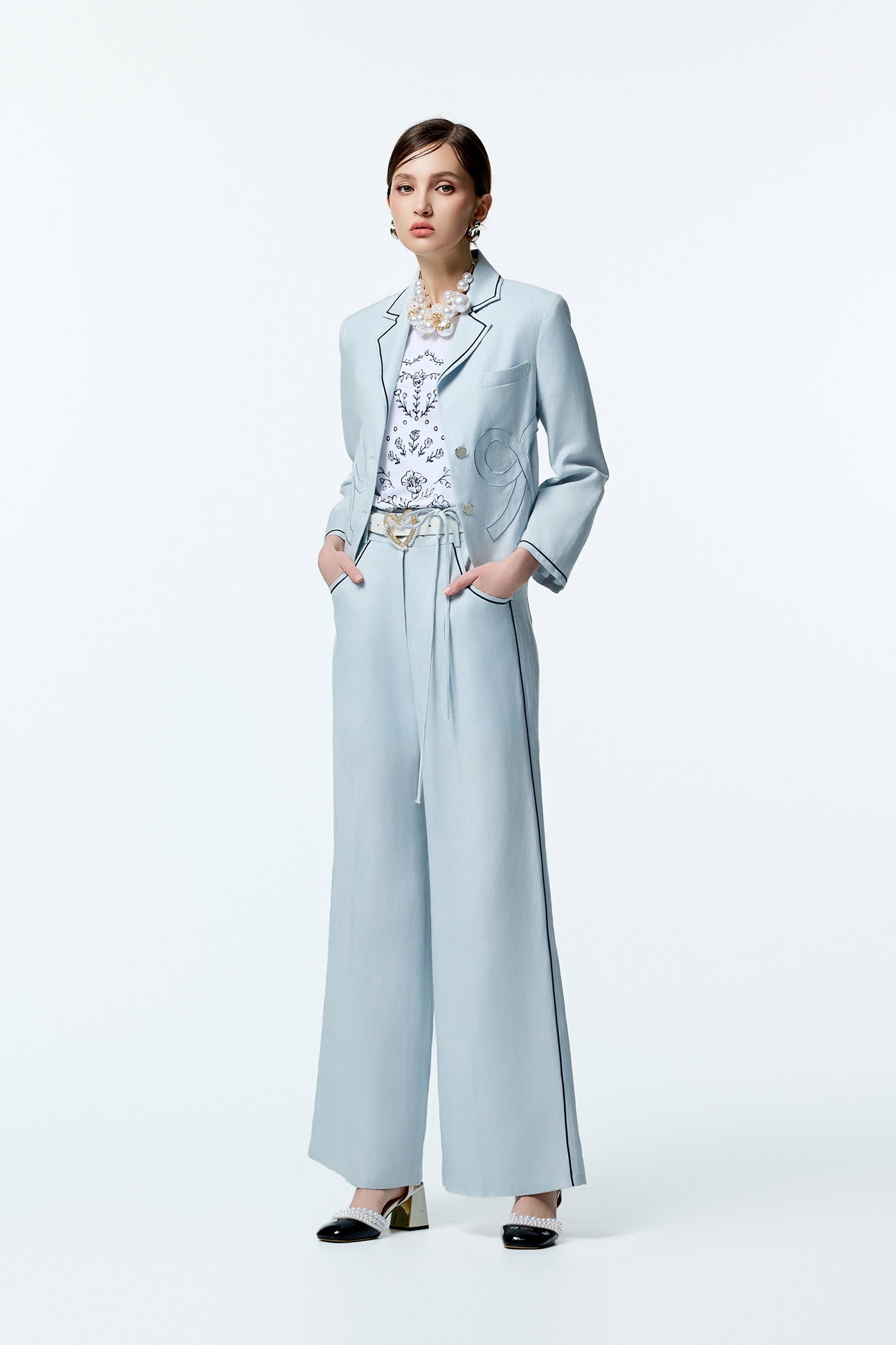 帆船藍字母刺繡西裝外套帆船藍字母刺繡西裝外套,上班OL穿搭,刺繡,外套,時髦成套搭配,秋冬穿搭,蝴蝶結,西裝外套,長袖外套