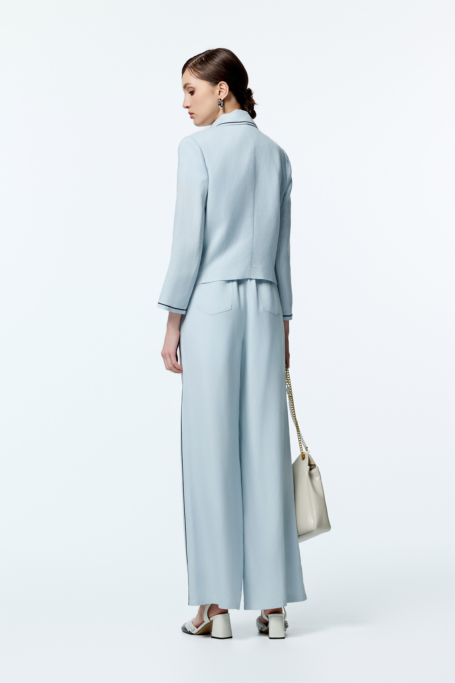 帆船藍字母刺繡西裝外套帆船藍字母刺繡西裝外套,上班OL穿搭,刺繡,外套,時髦成套搭配,秋冬穿搭,蝴蝶結,西裝外套,長袖外套