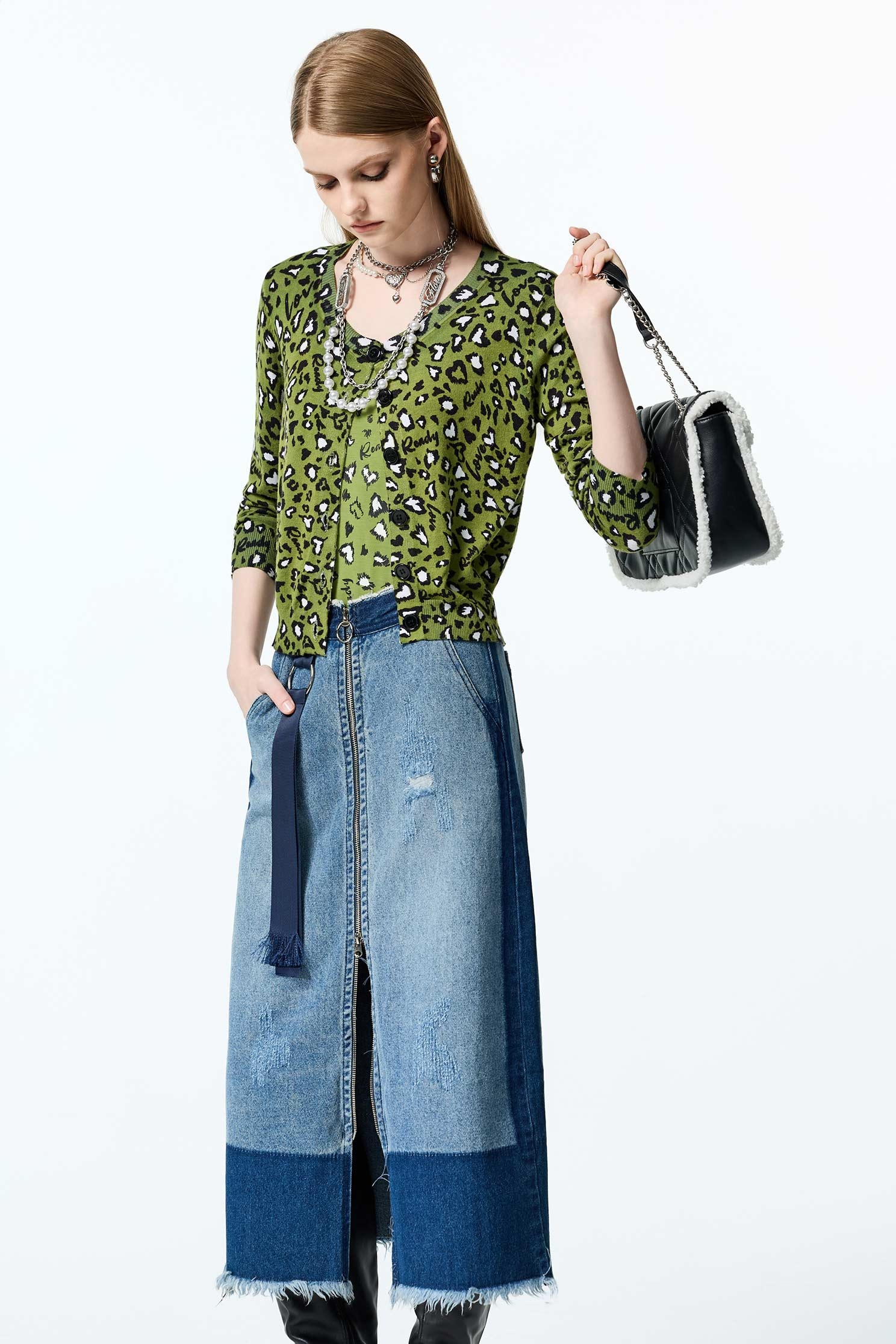 神秘綠豹紋印花針織外套神秘綠豹紋印花針織外套,人氣商品,外套,時髦成套搭配,秋冬穿搭,針織,針織外套