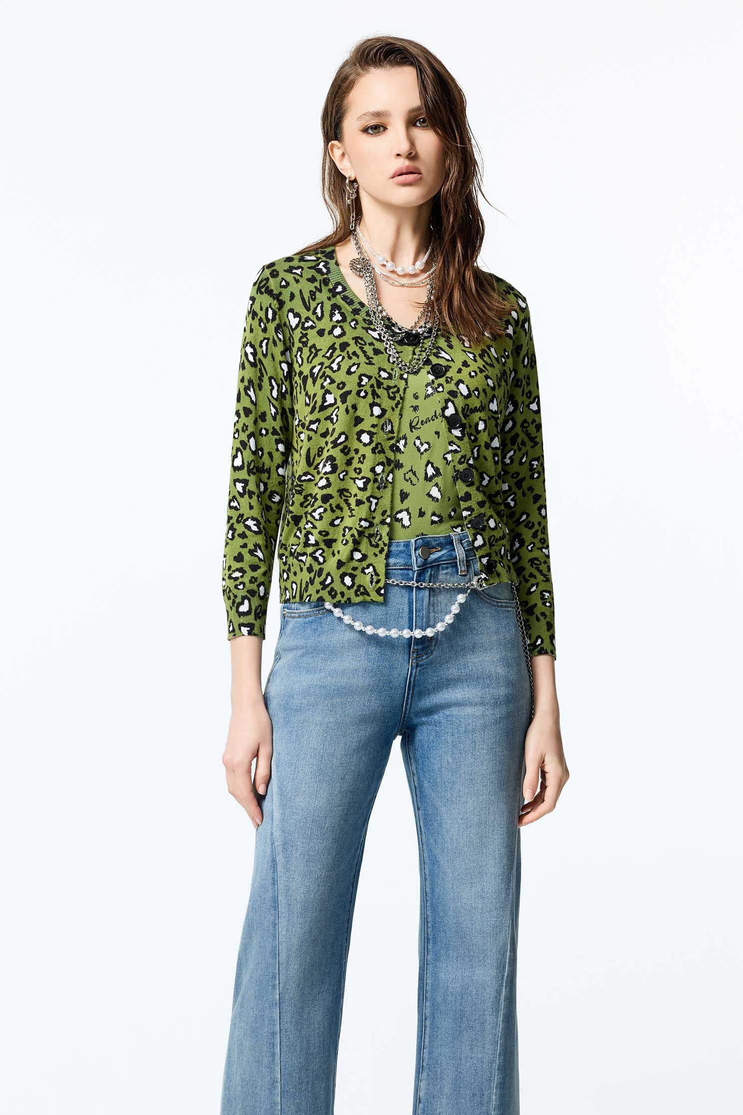 神秘綠豹紋印花針織外套神秘綠豹紋印花針織外套,人氣商品,外套,時髦成套搭配,秋冬穿搭,針織,針織外套