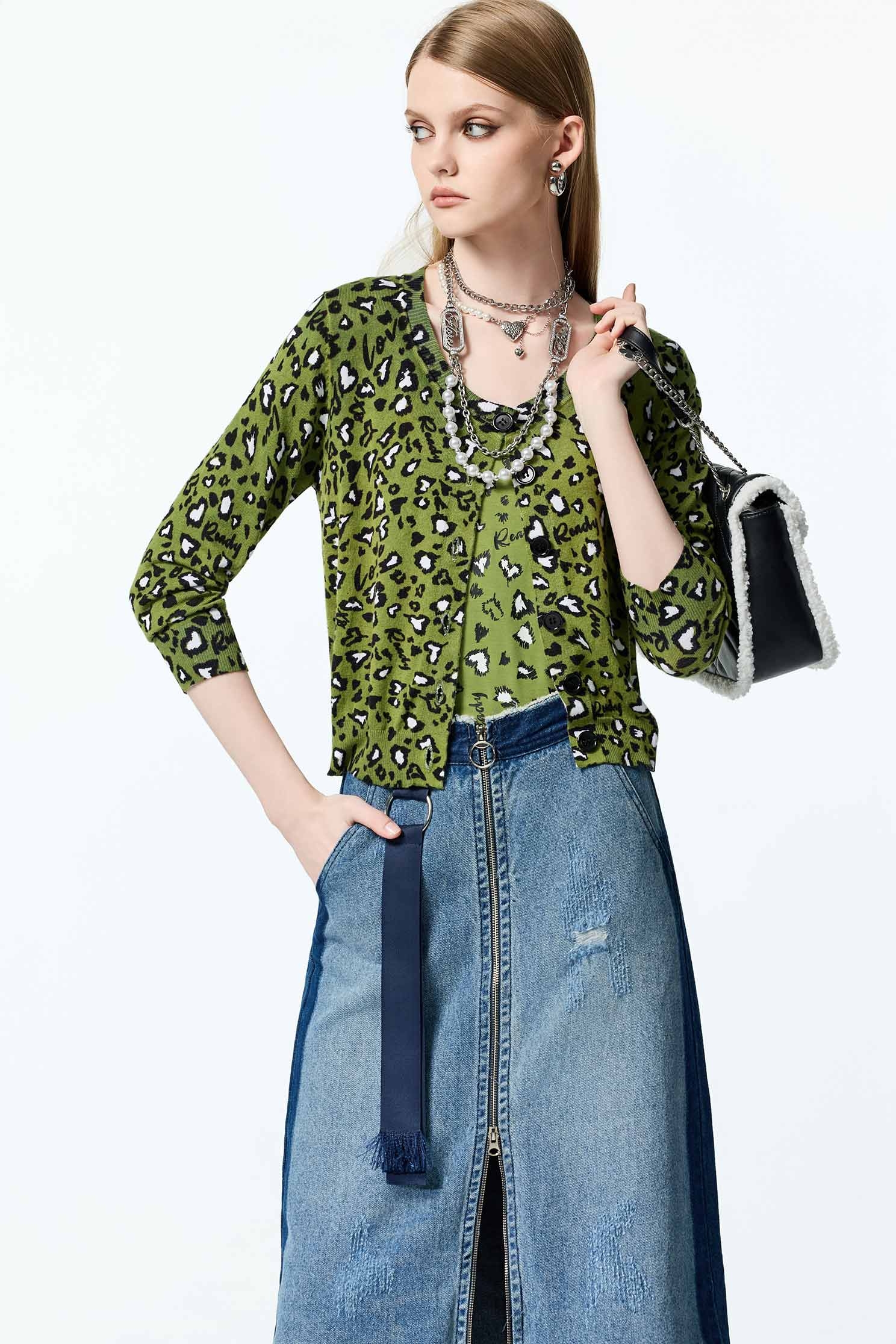 神秘綠豹紋印花針織外套神秘綠豹紋印花針織外套,人氣商品,外套,時髦成套搭配,秋冬穿搭,針織,針織外套