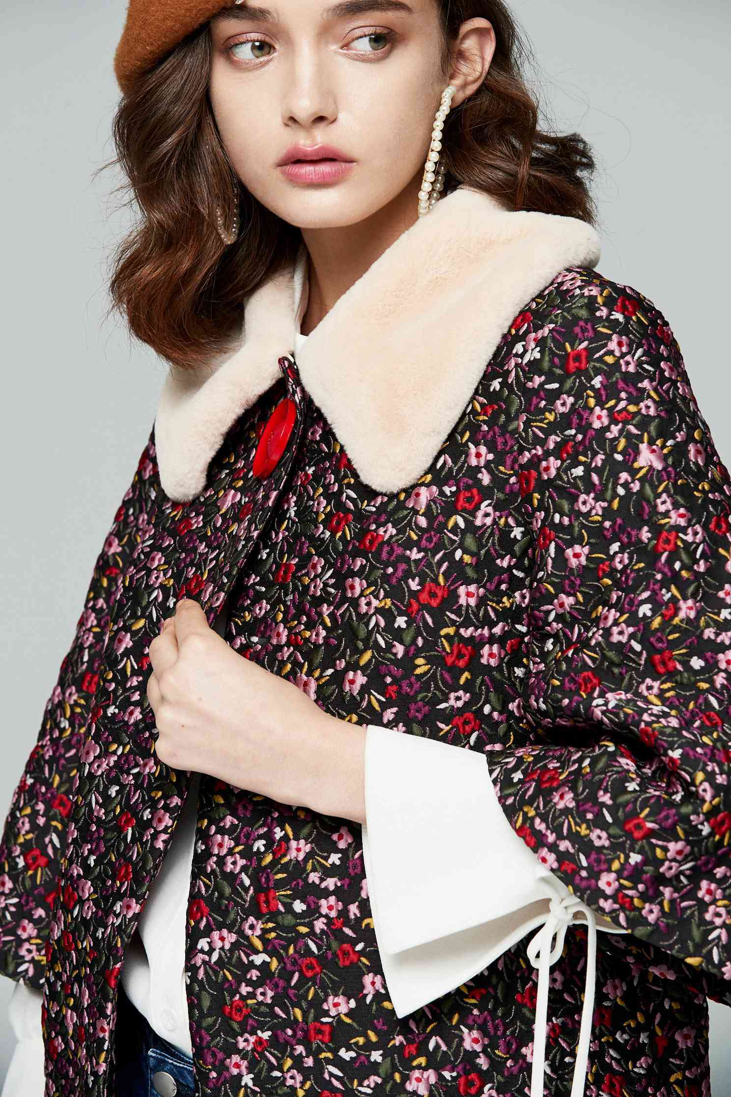 Retro floral totem elbow-length sleeve outwear jacket,embroidery,outerwear,embroidered,longcoat,longsleeveouterwear