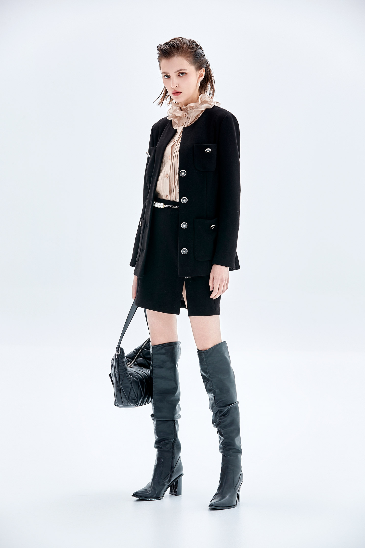 極致黑金屬釦飾圓領外套極致黑金屬釦飾圓領外套,一般外套,外套,秋冬穿搭,黑色外套