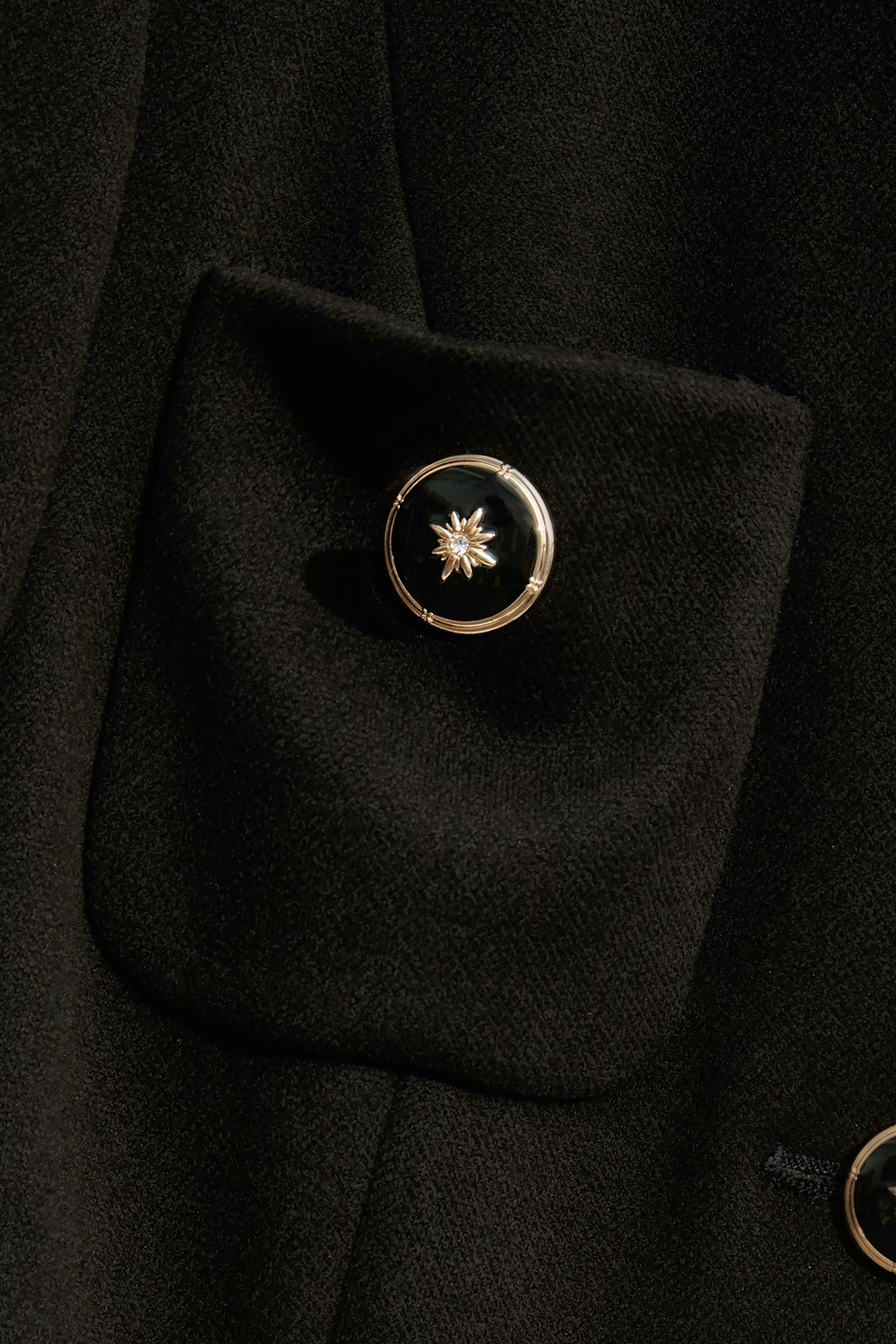 極致黑金屬釦飾圓領外套極致黑金屬釦飾圓領外套,一般外套,外套,秋冬穿搭,黑色外套