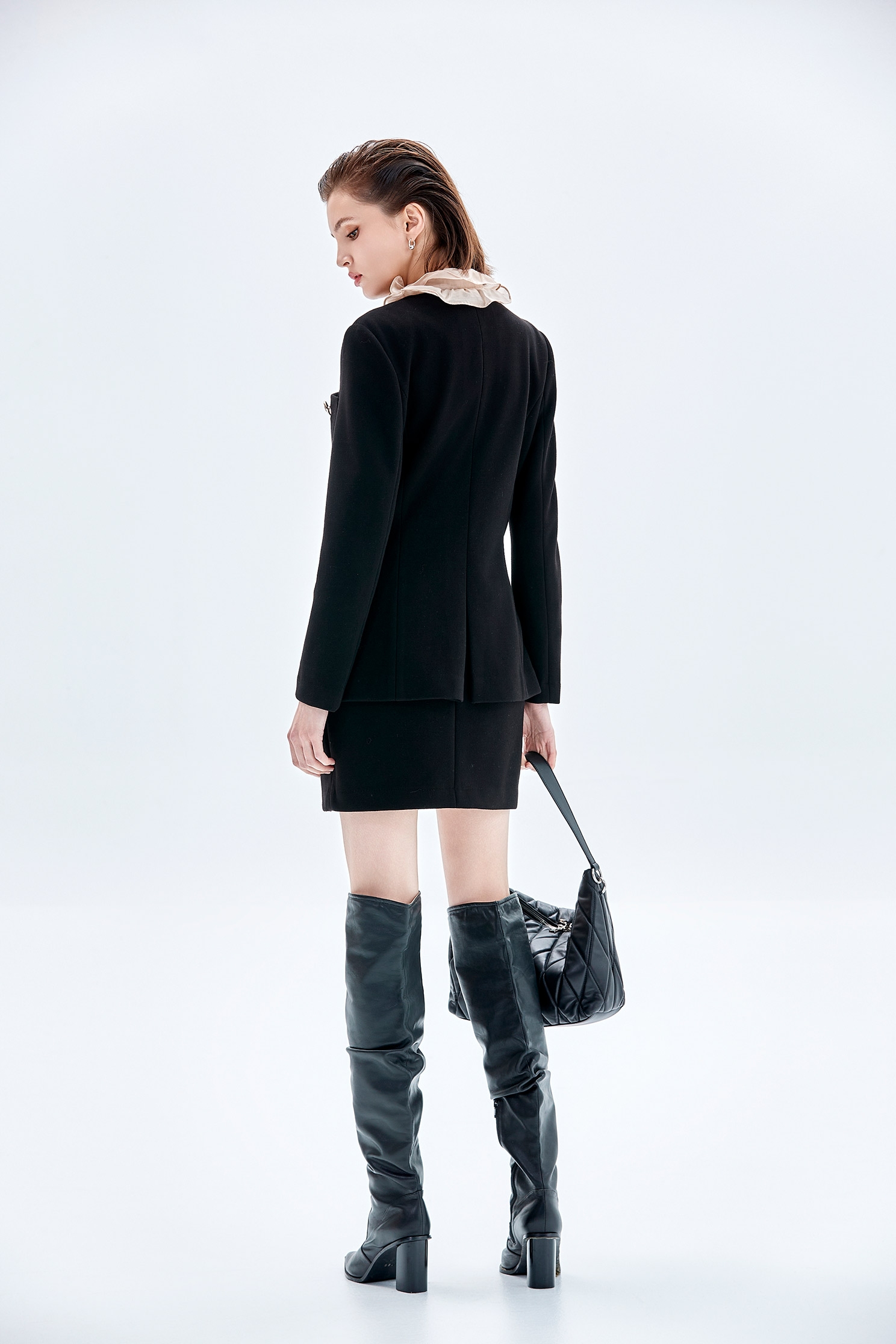 極致黑金屬釦飾圓領外套極致黑金屬釦飾圓領外套,一般外套,外套,秋冬穿搭,黑色外套