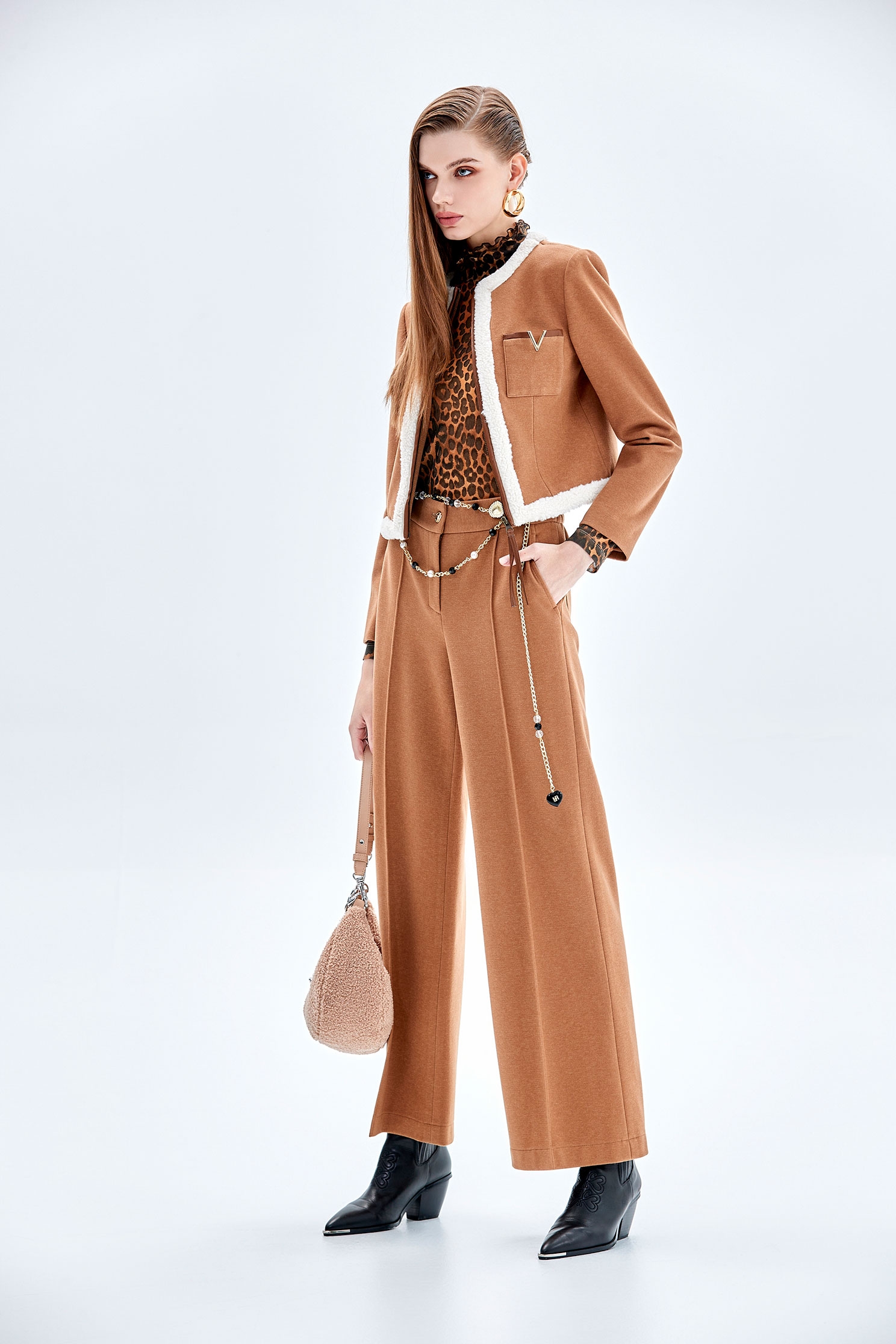 雌鹿色拼接造型短版拉鍊外套雌鹿色拼接造型短版拉鍊外套,一般外套,外套,秋冬穿搭