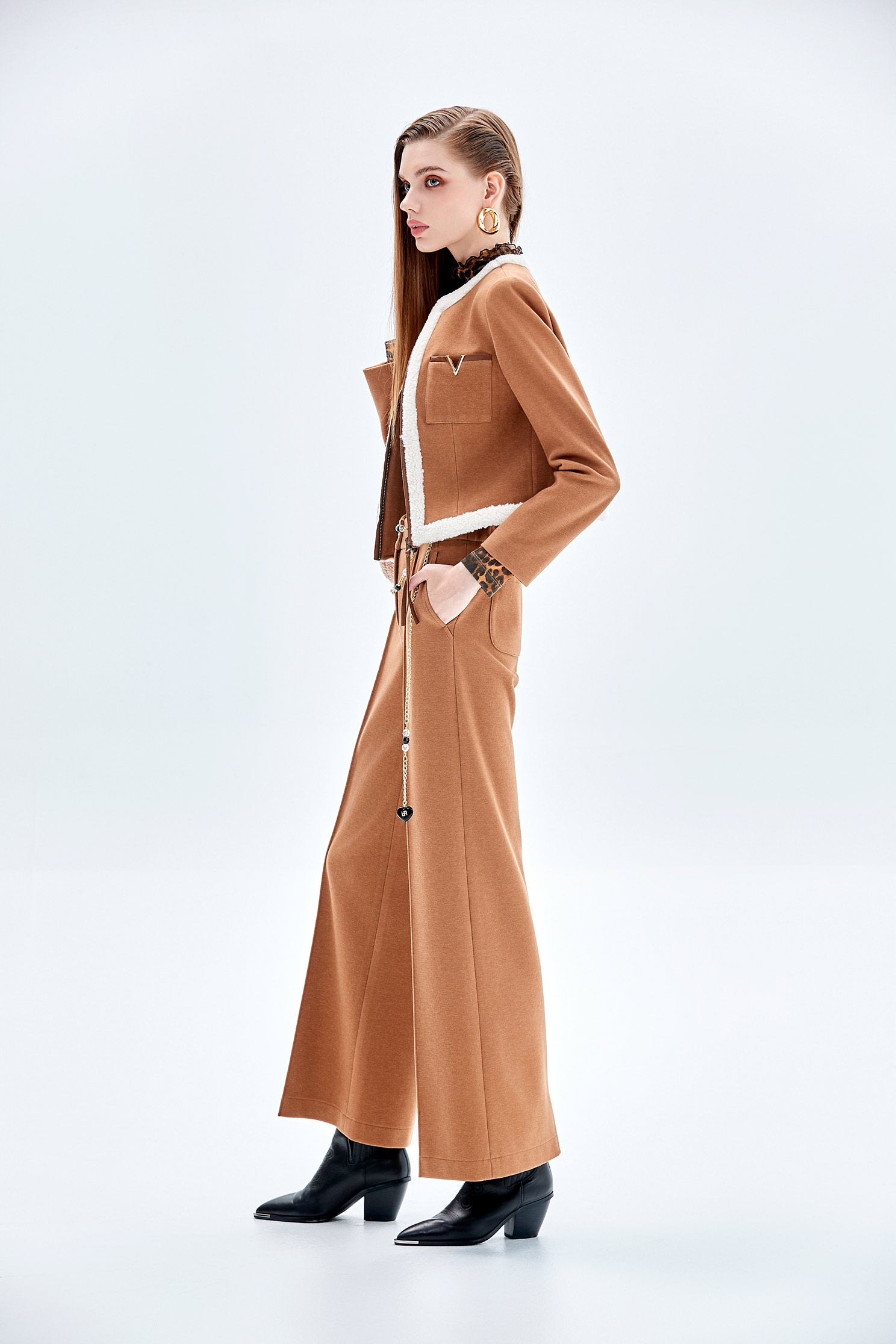 雌鹿色拼接造型短版拉鍊外套雌鹿色拼接造型短版拉鍊外套,一般外套,外套,秋冬穿搭