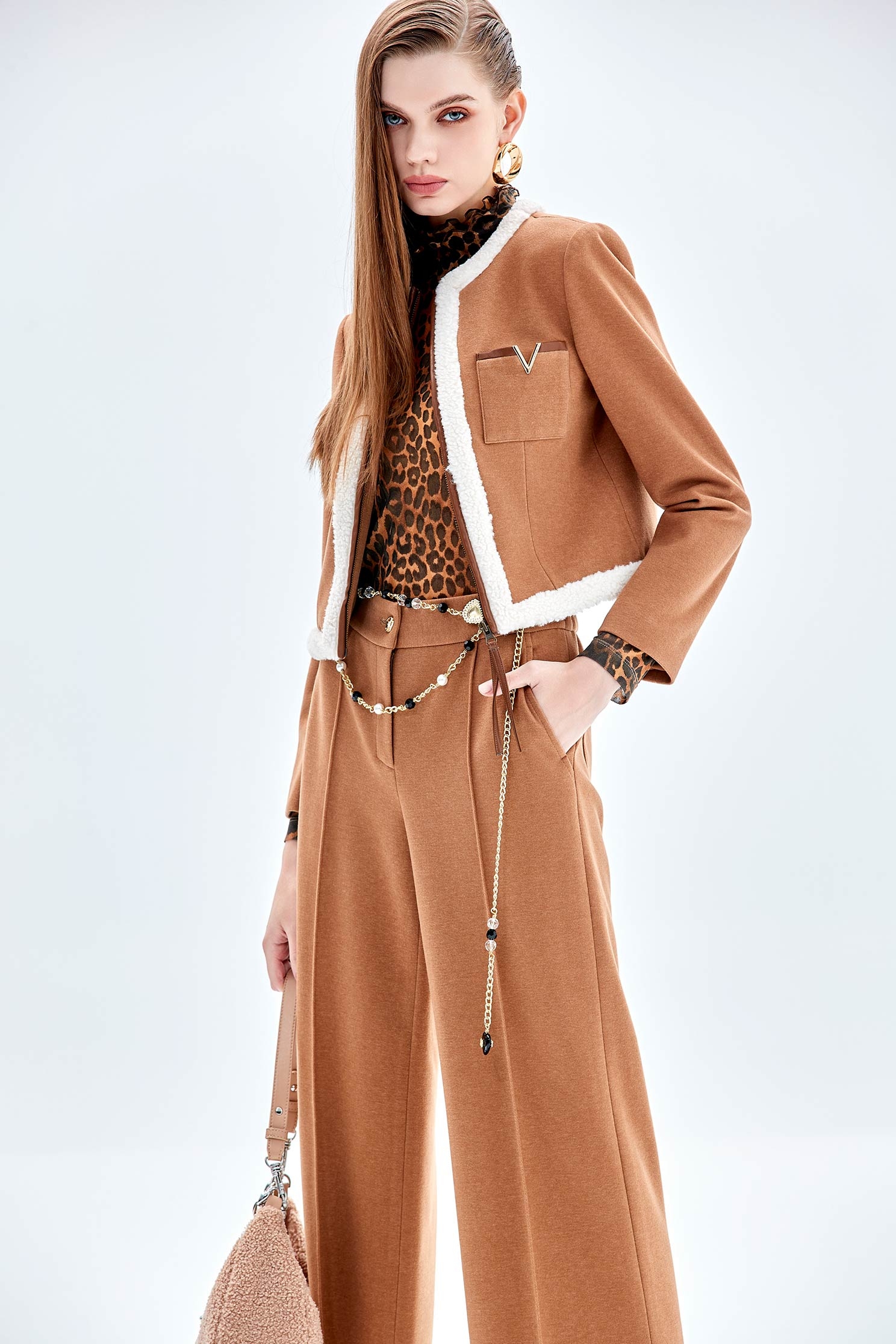 雌鹿色拼接造型短版拉鍊外套雌鹿色拼接造型短版拉鍊外套,一般外套,外套,秋冬穿搭