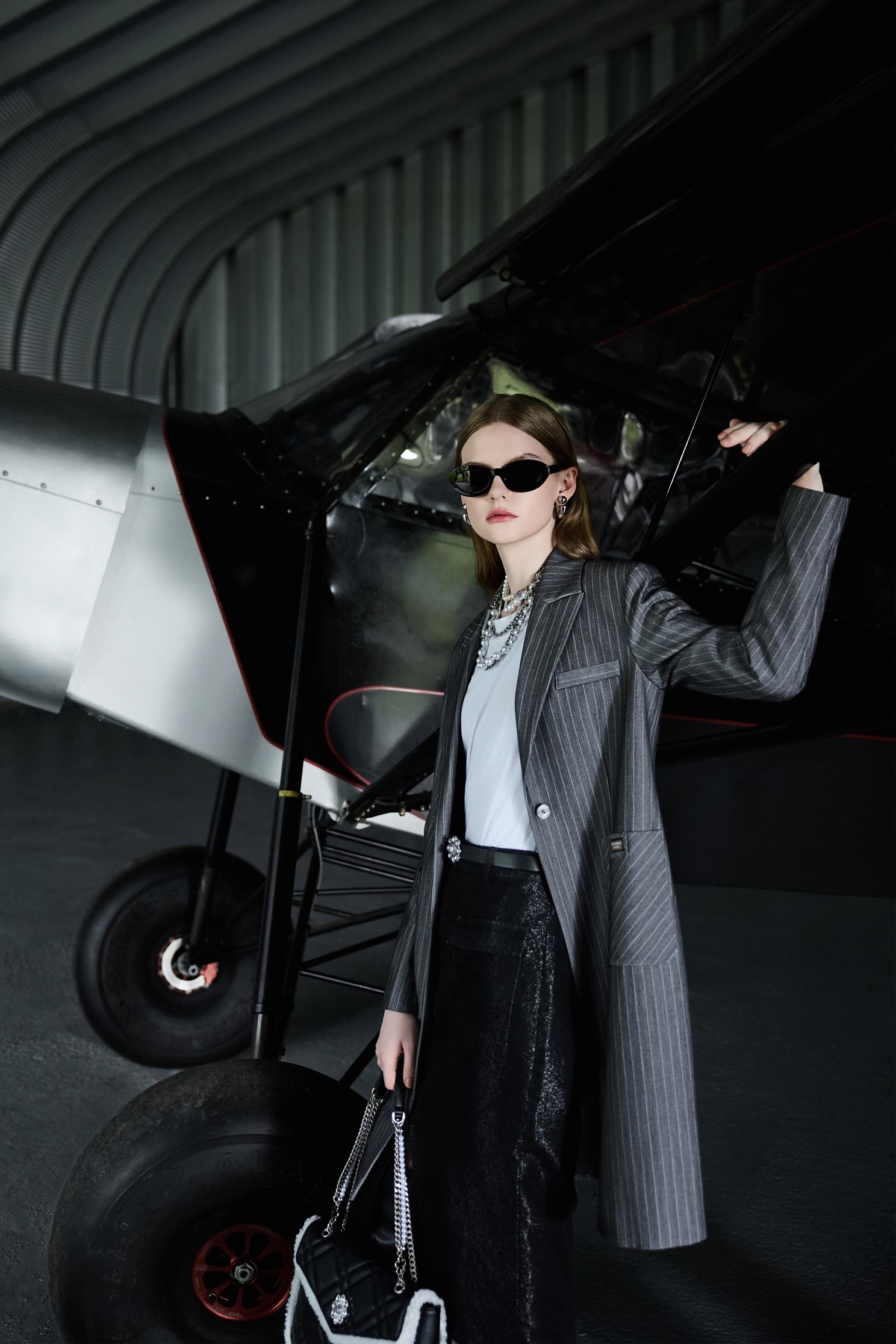 靜謐灰細條紋長版外套靜謐灰細條紋長版外套,一般外套,上班OL穿搭,外套,時髦成套搭配,條紋,秋冬穿搭,西裝外套,長版外套