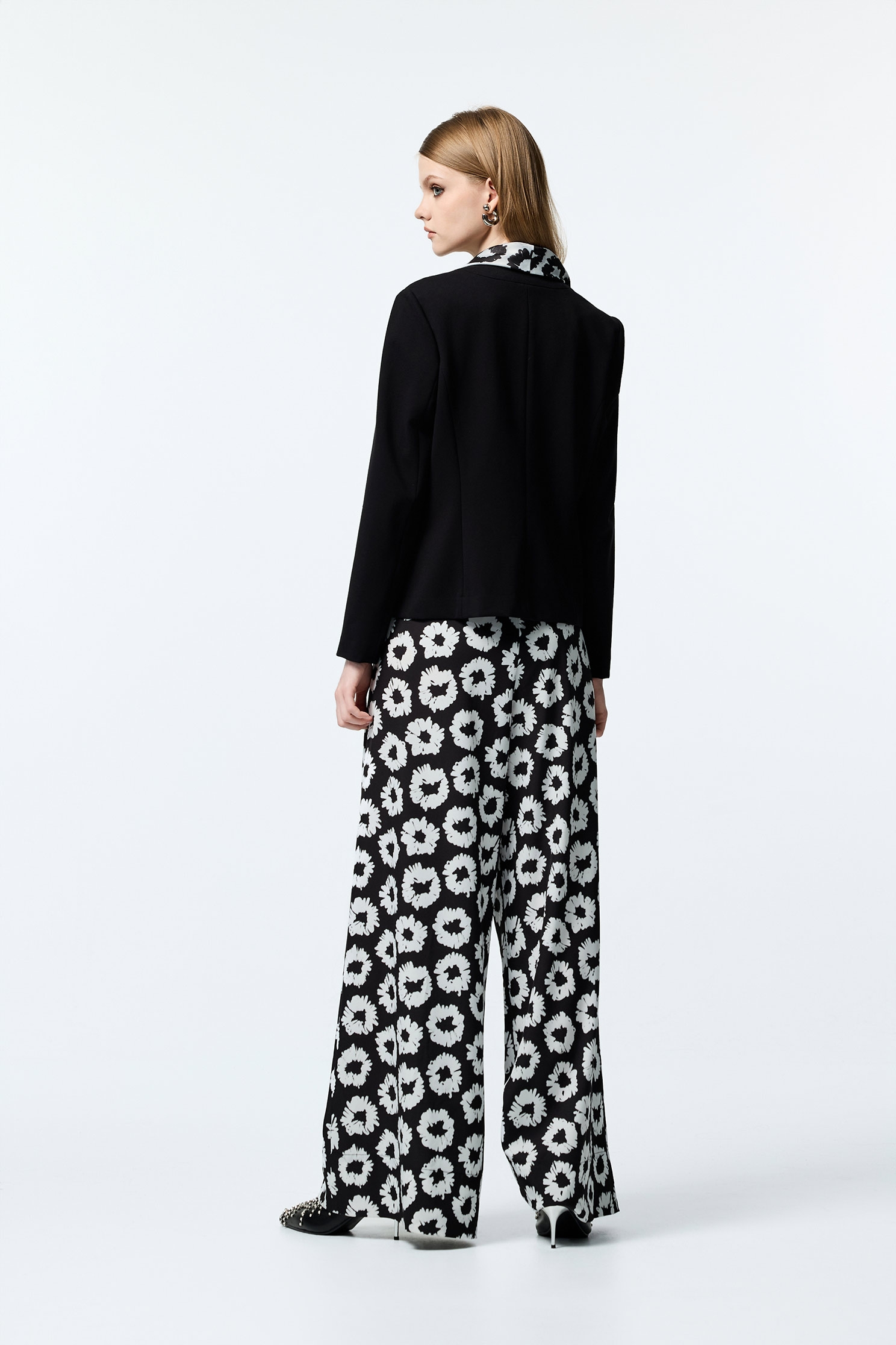 手繪花圍巾式羅馬彈性外套手繪花圍巾式羅馬彈性外套,一般外套,上班OL穿搭,圍巾,外套,珍珠,秋冬穿搭,花花世界