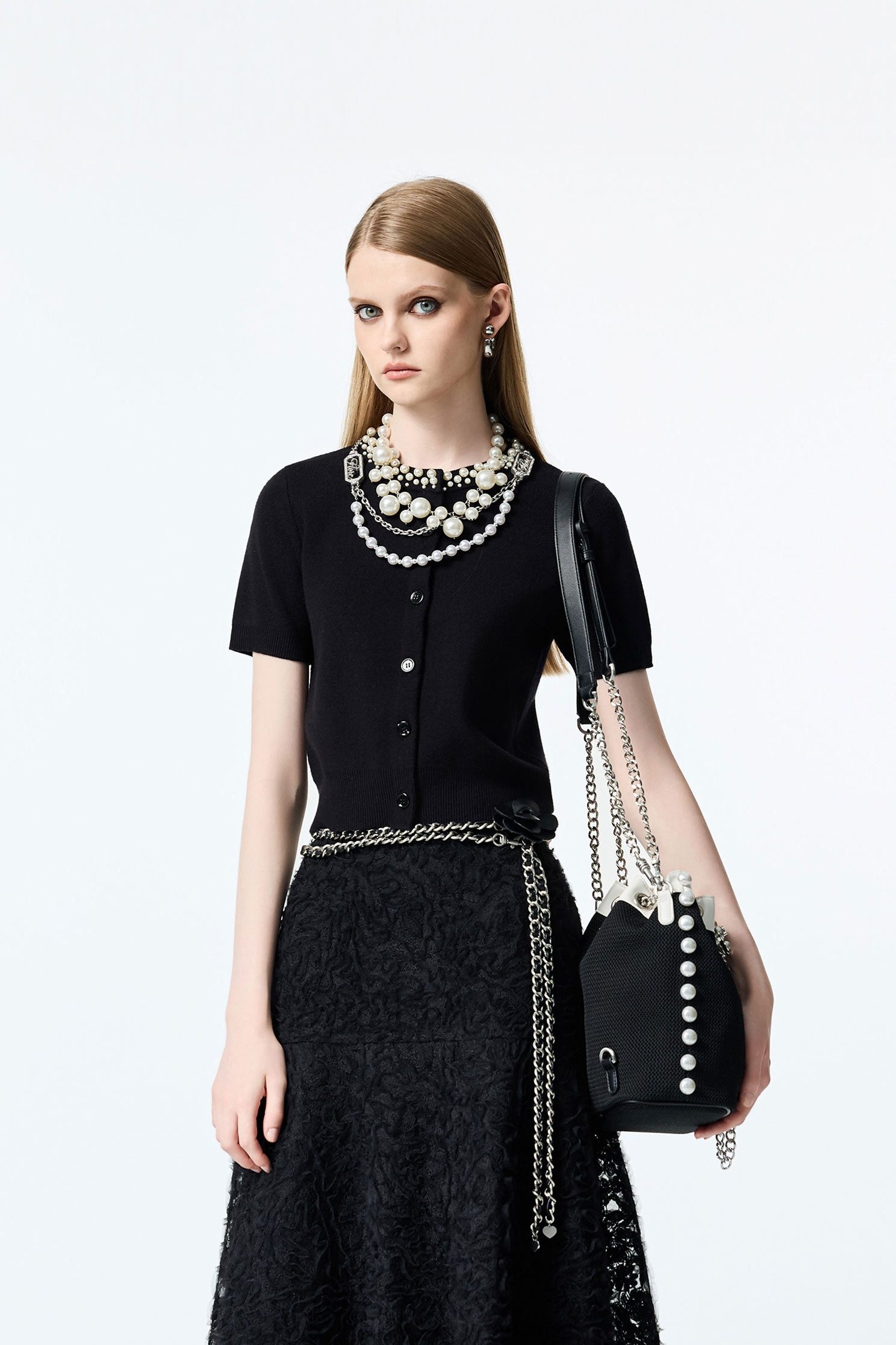 珍珠釘飾短版針織外罩珍珠釘飾短版針織外罩,上班OL穿搭,人氣商品,外套,珍珠,秋冬穿搭,約會特輯,針織,針織外套