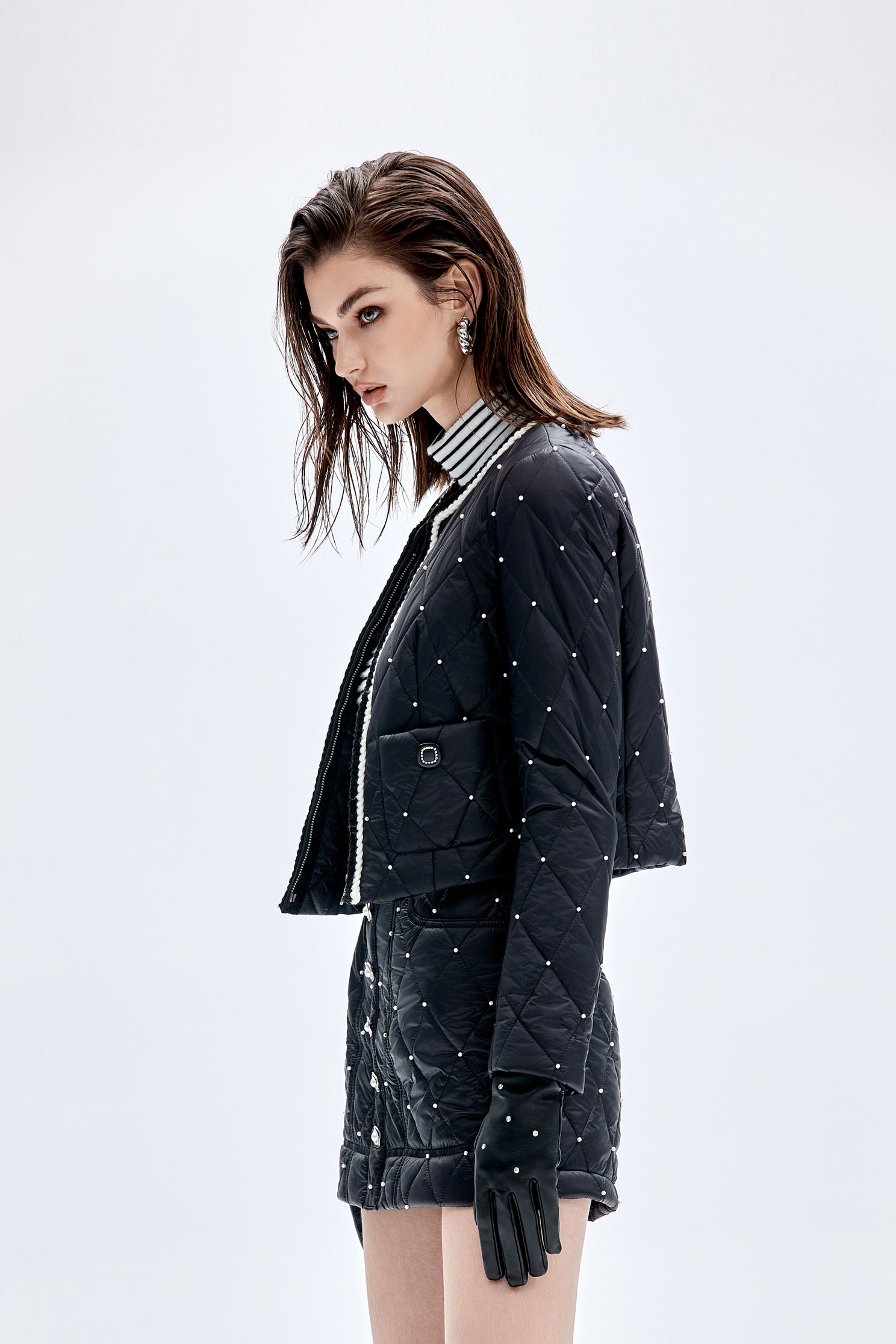 綴珍珠絎縫黑短外套綴珍珠絎縫黑短外套,一般外套,人氣商品,外套,小香風,時髦成套搭配,珍珠,秋冬穿搭,黑色外套