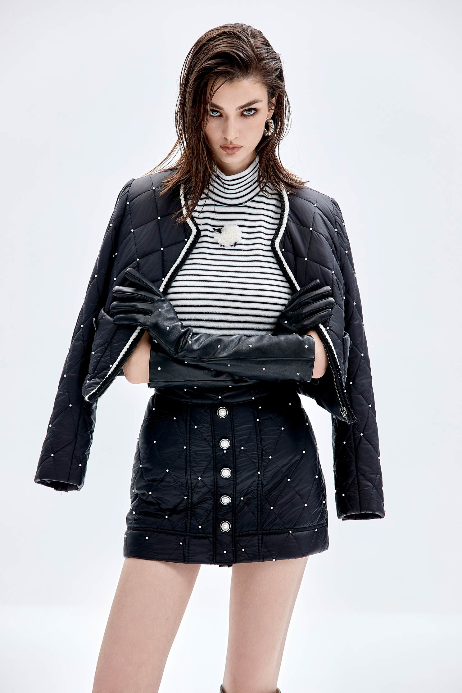 綴珍珠絎縫黑短外套綴珍珠絎縫黑短外套,一般外套,人氣商品,外套,小香風,時髦成套搭配,珍珠,秋冬穿搭,黑色外套