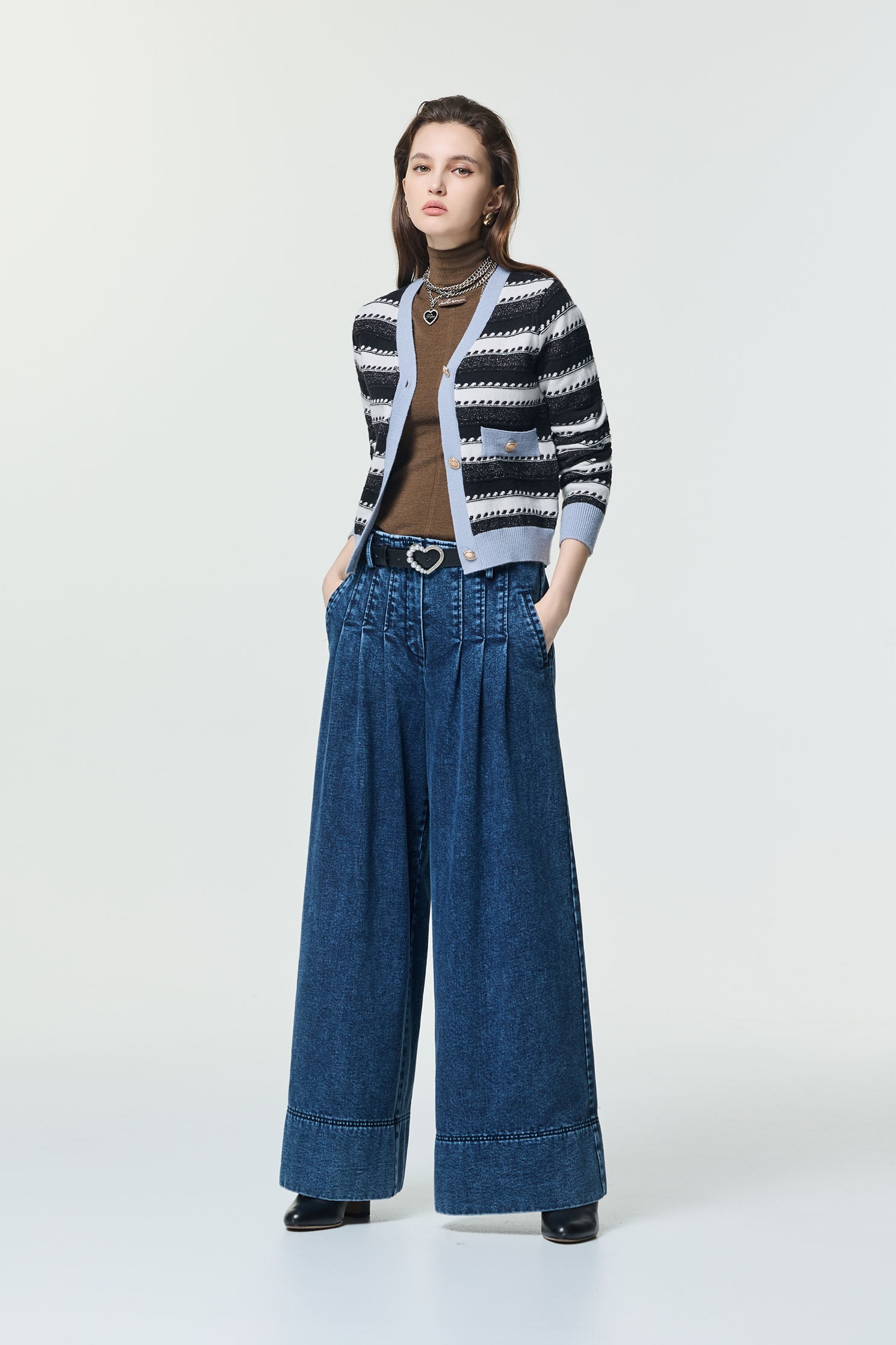 鑲冰河藍色邊針織外套鑲冰河藍色邊針織外套,一般外套,人氣商品,外套,小香風,秋冬穿搭,約會特輯,針織,針織外套