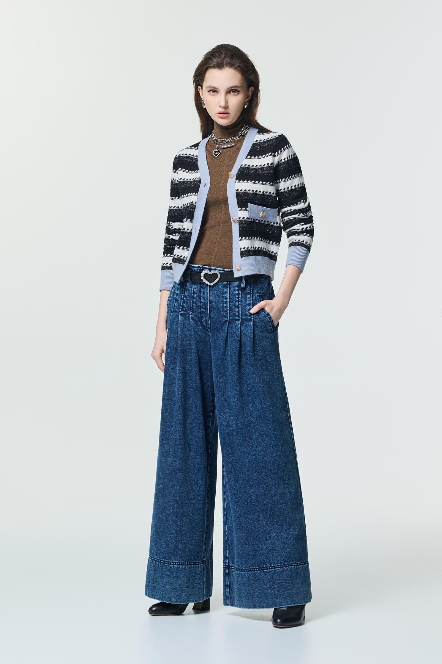 鑲冰河藍色邊針織外套鑲冰河藍色邊針織外套,一般外套,人氣商品,外套,小香風,秋冬穿搭,約會特輯,針織,針織外套