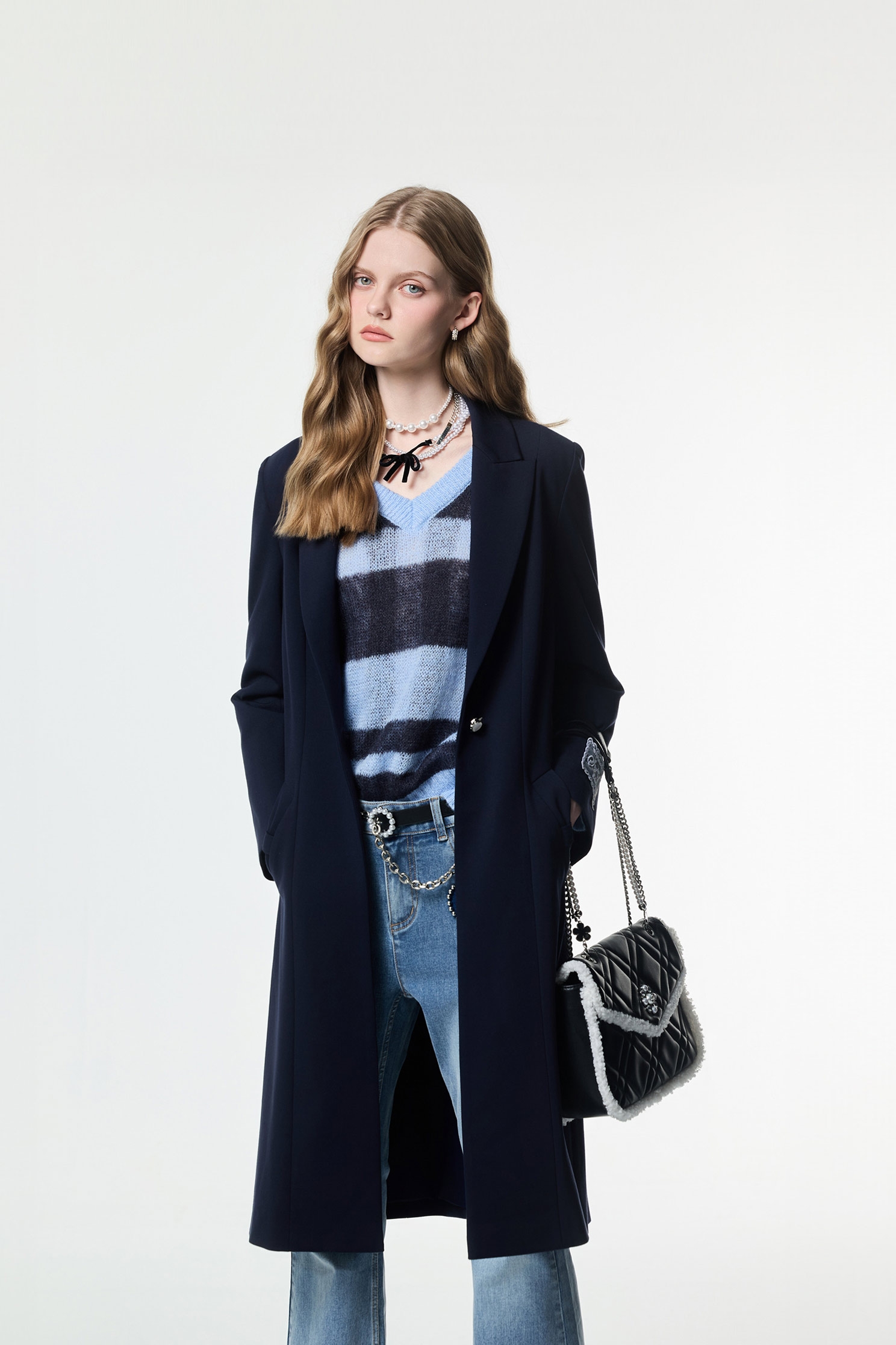 簡約海軍藍長版外套簡約海軍藍長版外套,上班OL穿搭,外套,秋冬穿搭,簡約穿搭,約會特輯,蝴蝶結,西裝外套,輕奢度假,輕奢渡假,長大衣,長版外套