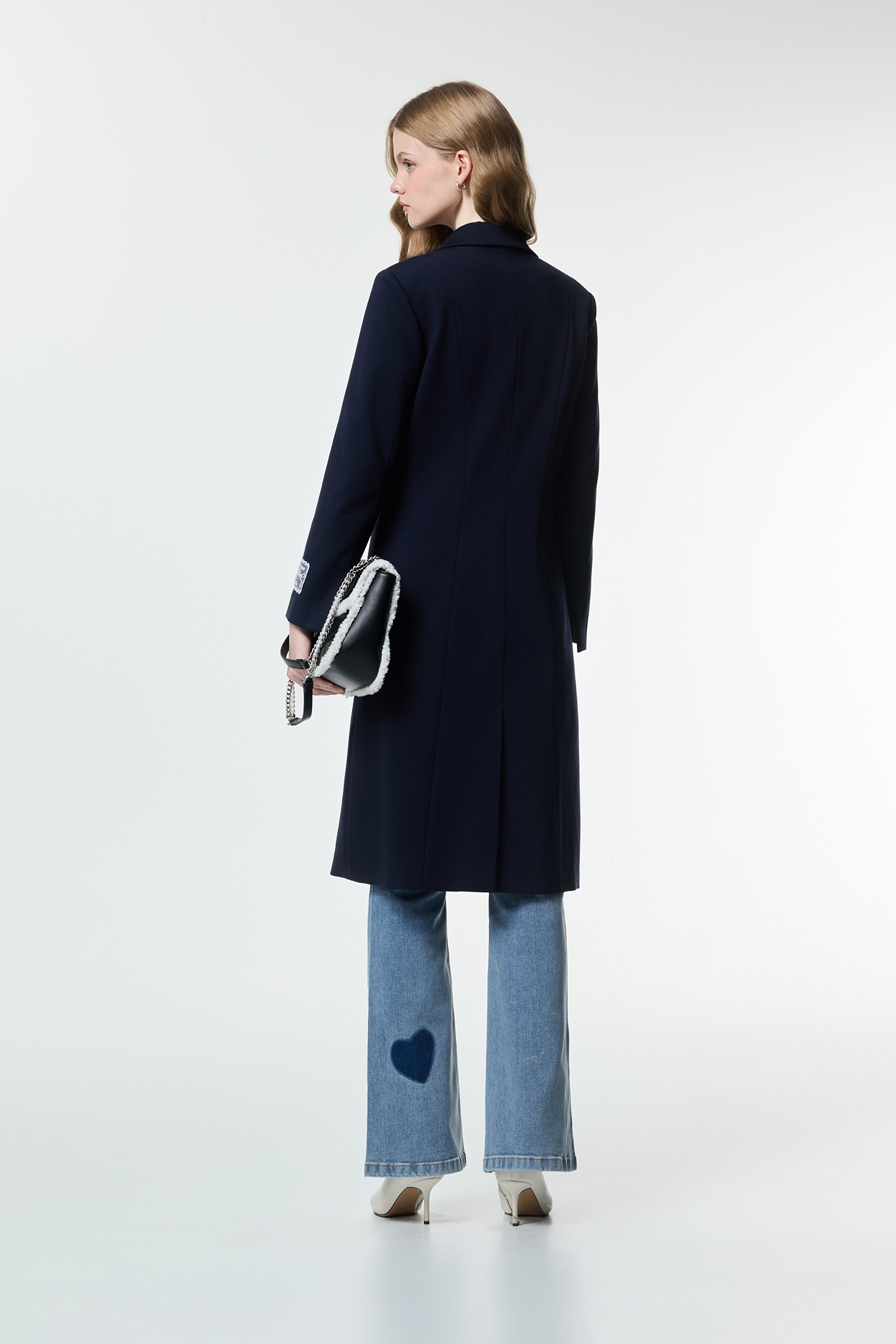 簡約海軍藍長版外套簡約海軍藍長版外套,上班OL穿搭,外套,秋冬穿搭,簡約穿搭,約會特輯,蝴蝶結,西裝外套,輕奢度假,輕奢渡假,長大衣,長版外套