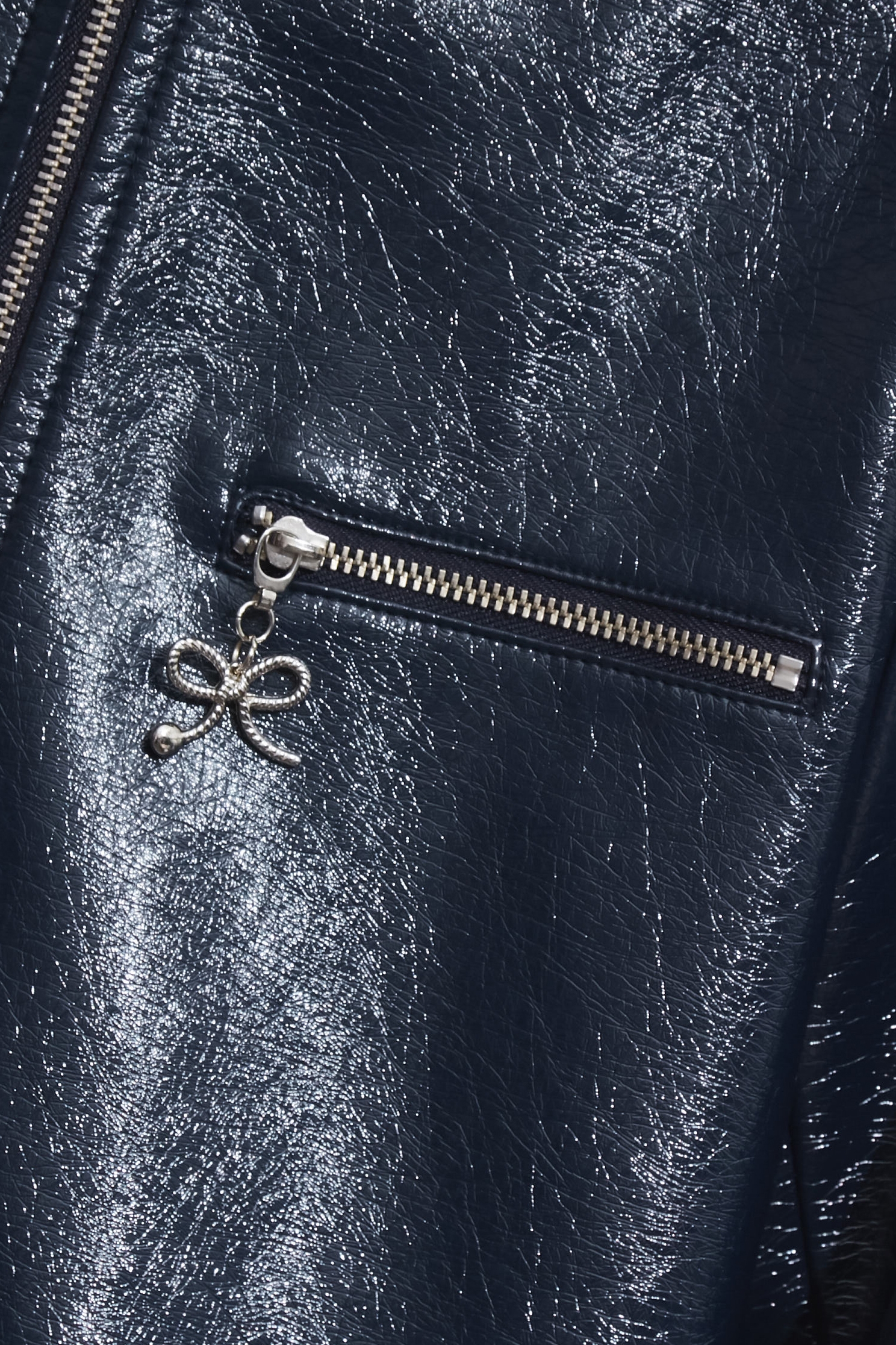 光澤感海軍藍仿皮外套光澤感海軍藍仿皮外套,一般外套,上班OL穿搭,外套,時髦成套搭配,派對特輯,皮革,秋冬穿搭,長袖外套