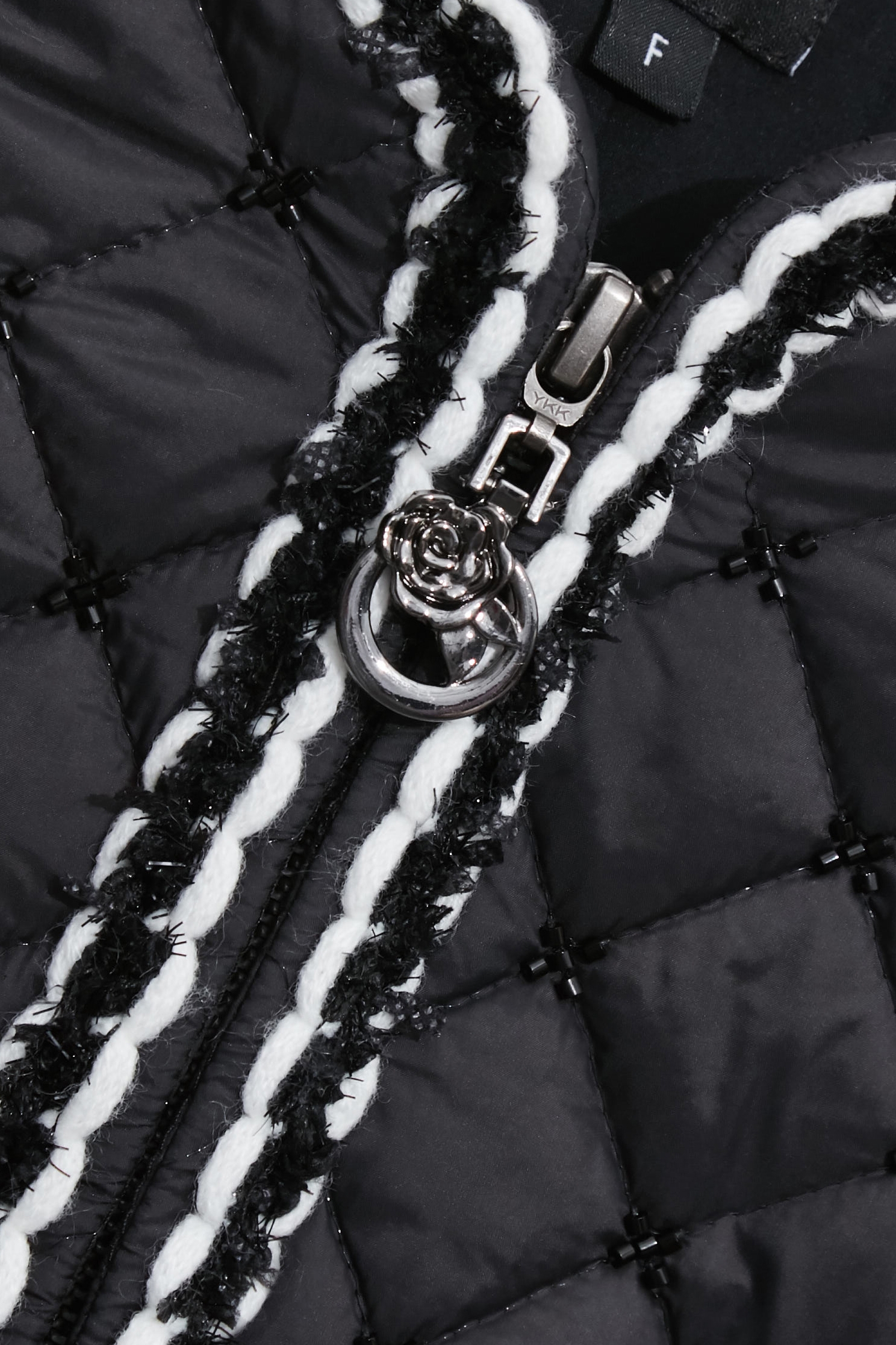 極黑角珠車格鋪棉拉鍊外套極黑角珠車格鋪棉拉鍊外套,一般外套,上班OL穿搭,外套,時髦成套搭配,秋冬穿搭