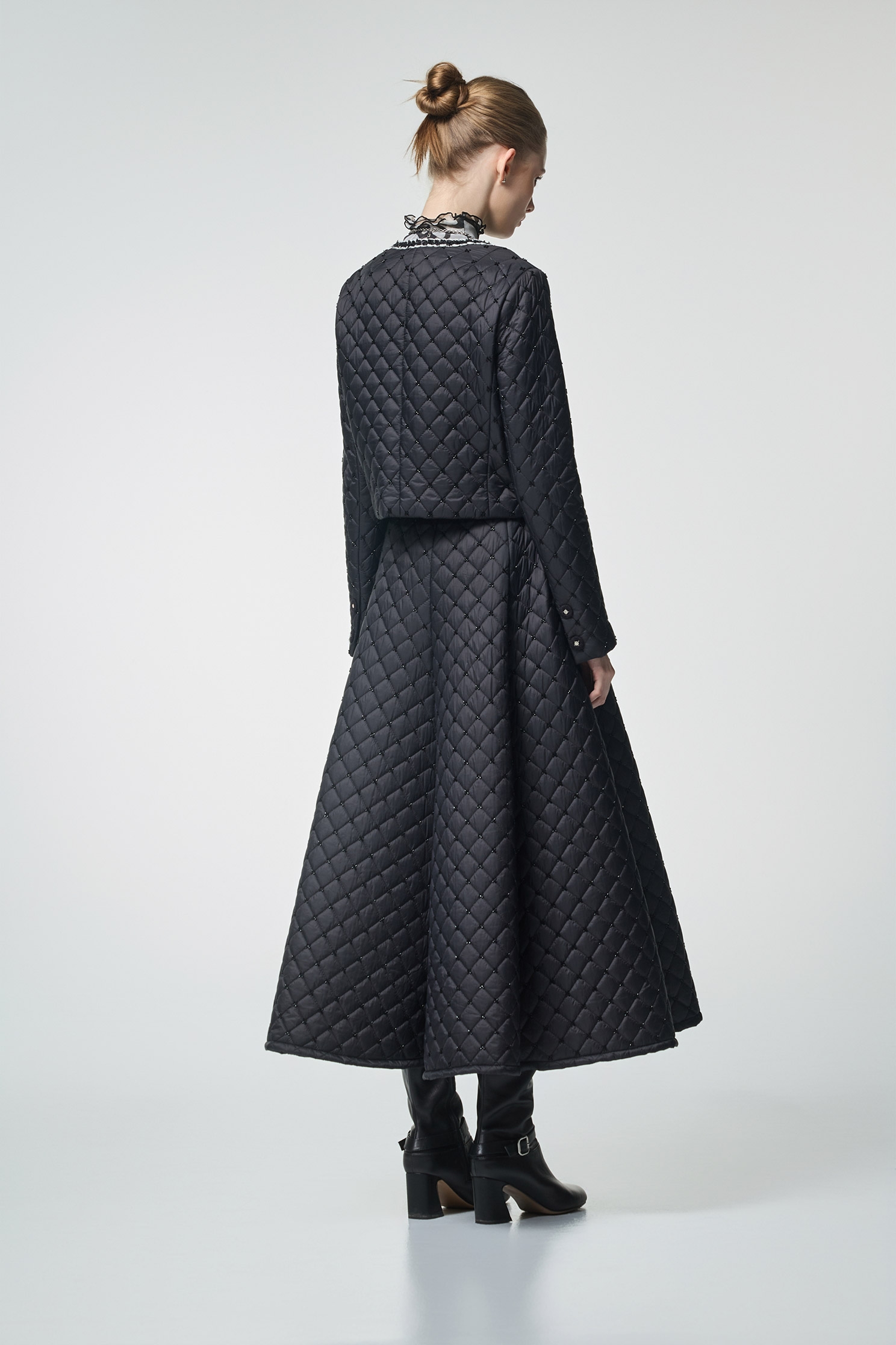 極黑角珠車格鋪棉拉鍊外套極黑角珠車格鋪棉拉鍊外套,一般外套,上班OL穿搭,外套,時髦成套搭配,秋冬穿搭