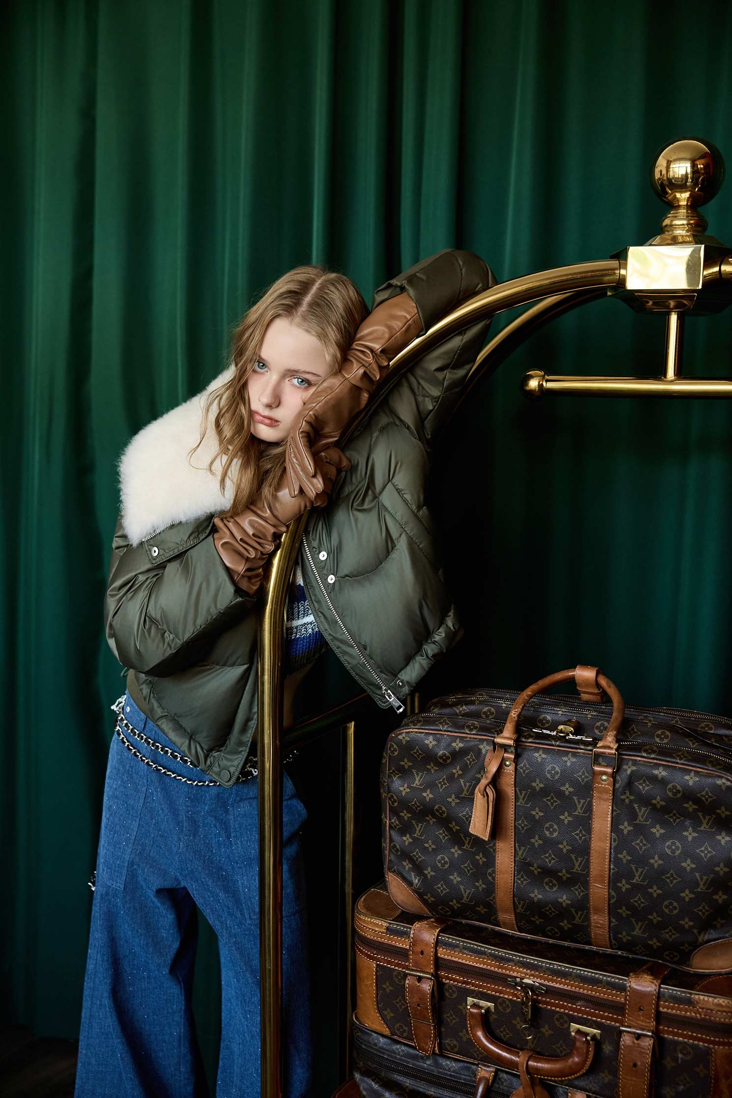 神秘綠領片拼接鵝絨外套神秘綠領片拼接鵝絨外套,一般外套,人氣商品,外套,秋冬穿搭,長袖外套