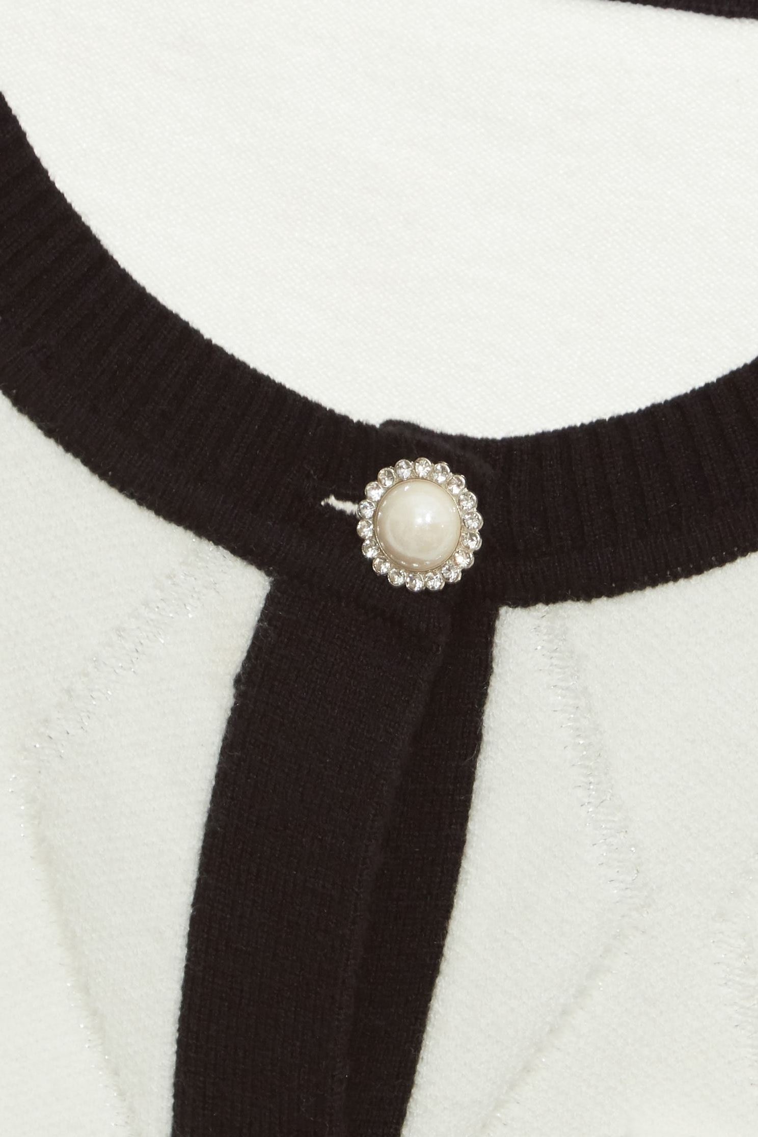 奶白色菱形提花針織外罩奶白色菱形提花針織外罩,一般外套,上班OL穿搭,外套,春夏穿搭,珍珠,白色外套,針織,針織外套